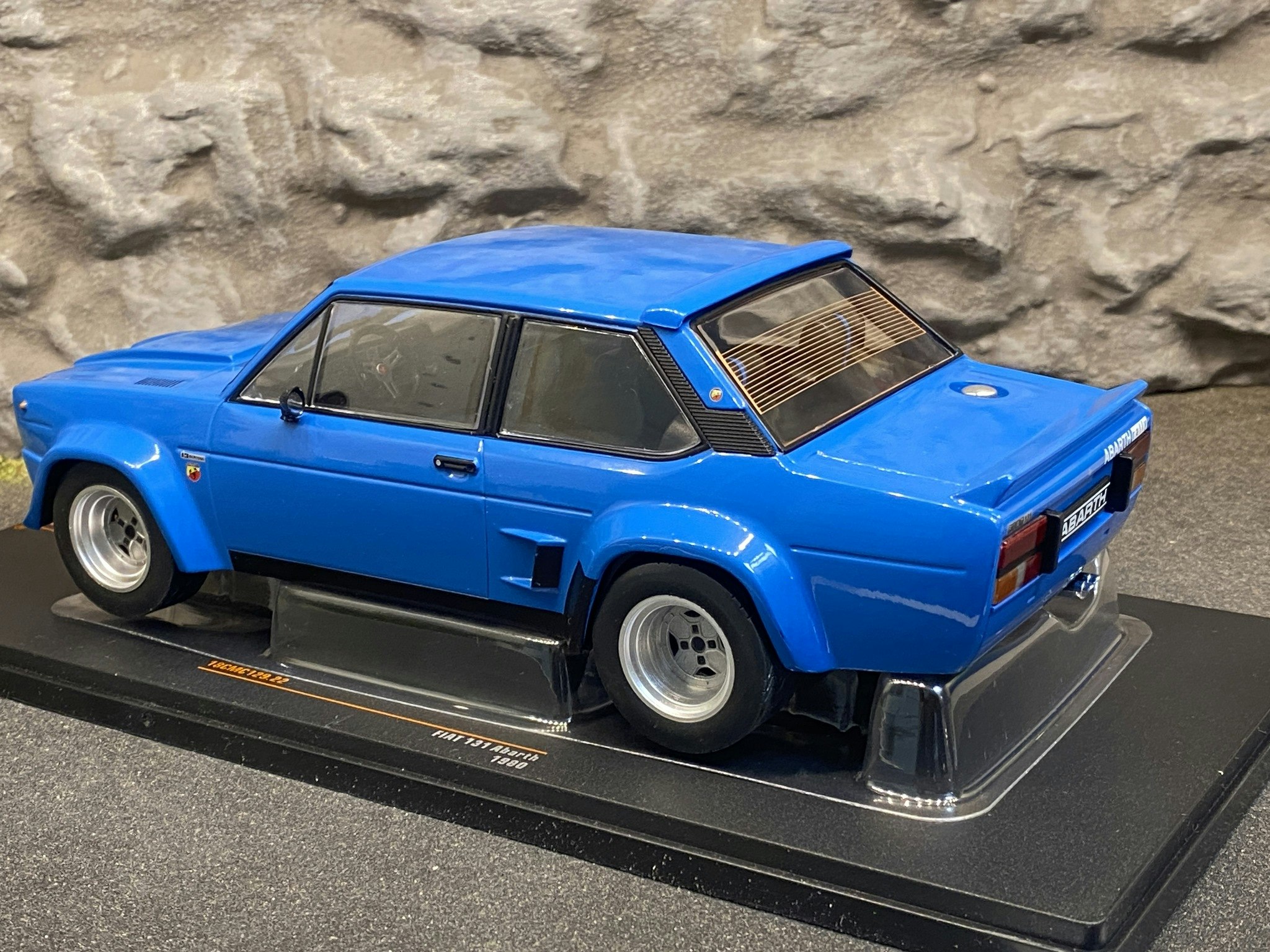 Skala 1/18 FIAT 131 Abarth 1980', Blå från IXO Models