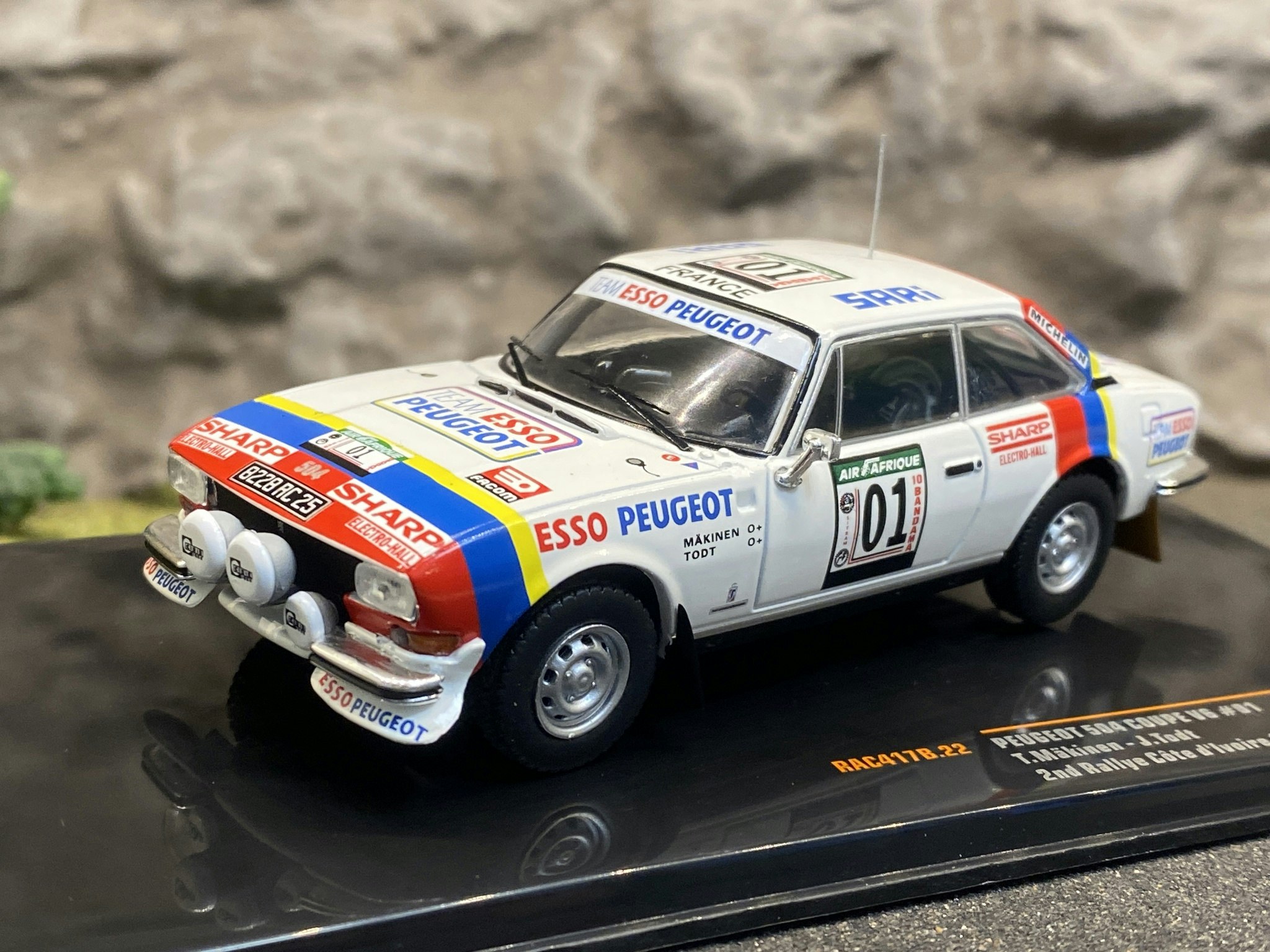 Skala 1/43 - Peugeot 504 Coupe V6#01, T Mäkinen/J.Todt -1978' fr IXO-models