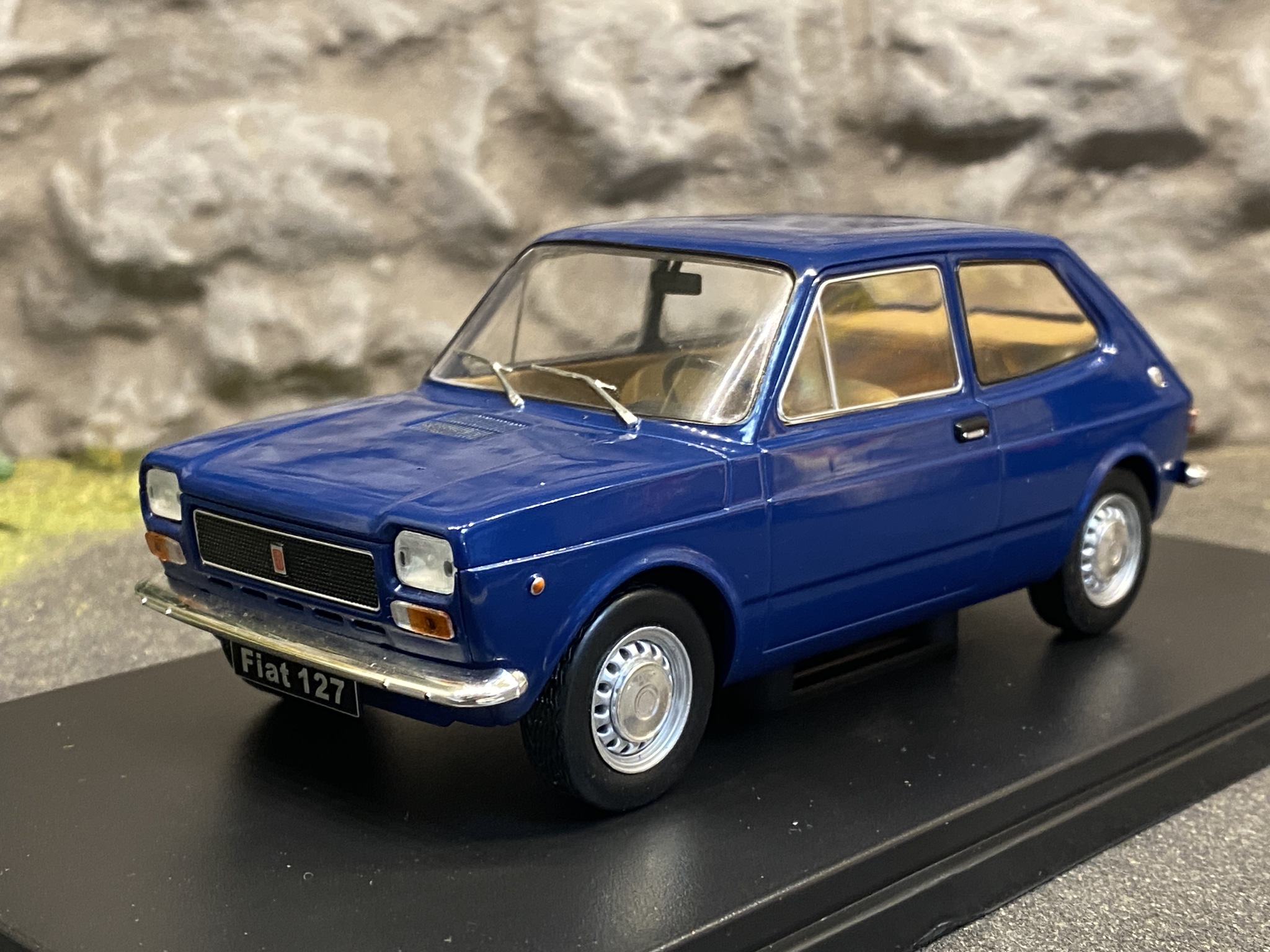 Skala 1/24 Fiat 127, Mörkblå från WhiteBox