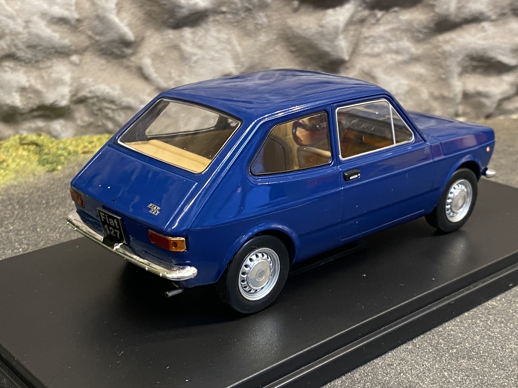 Skala 1/24 Fiat 127, Mörkblå från WhiteBox
