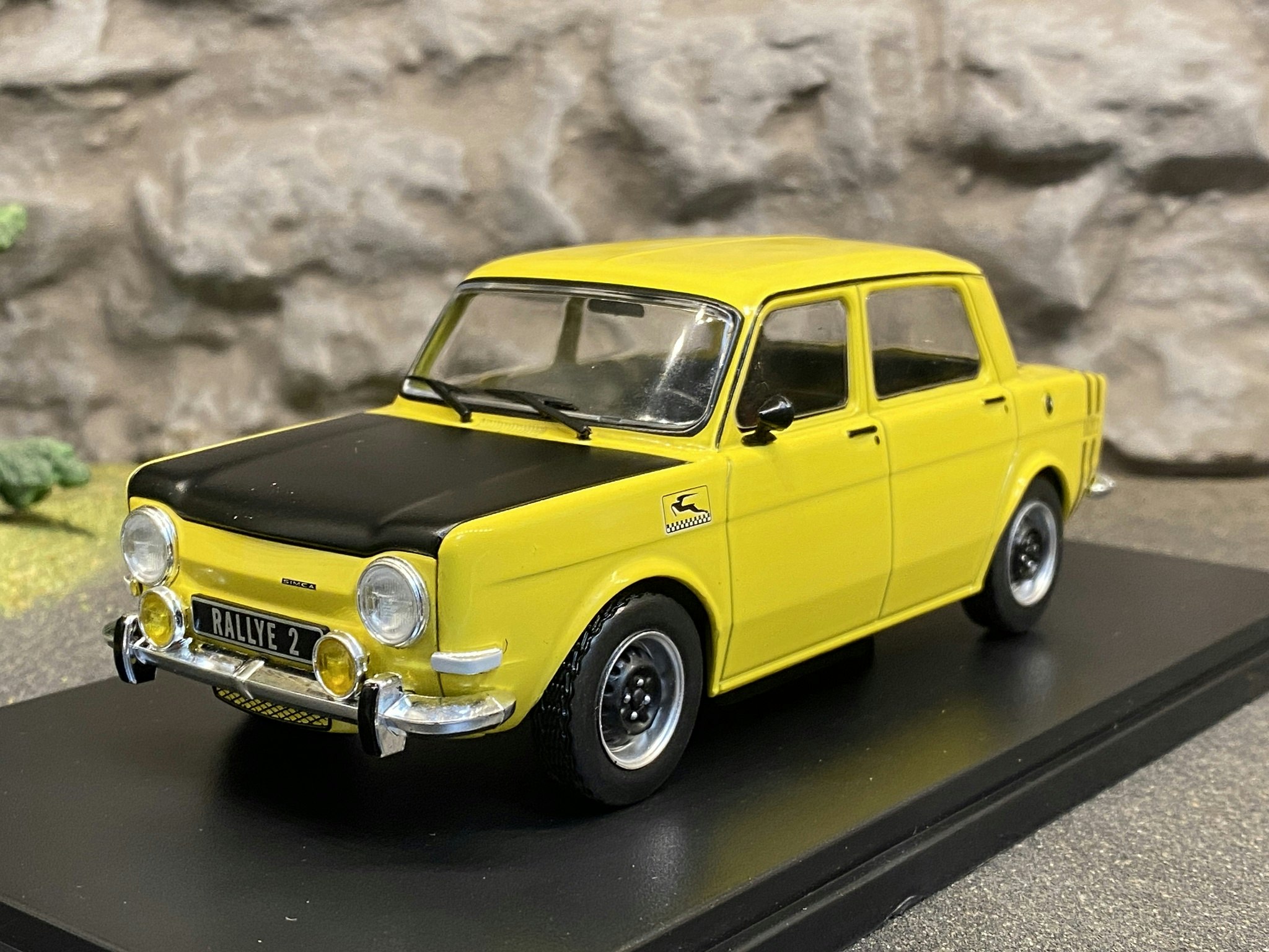 Skala 1/24 Simca 1000 Rallye 2, Gul/svart från WhiteBox