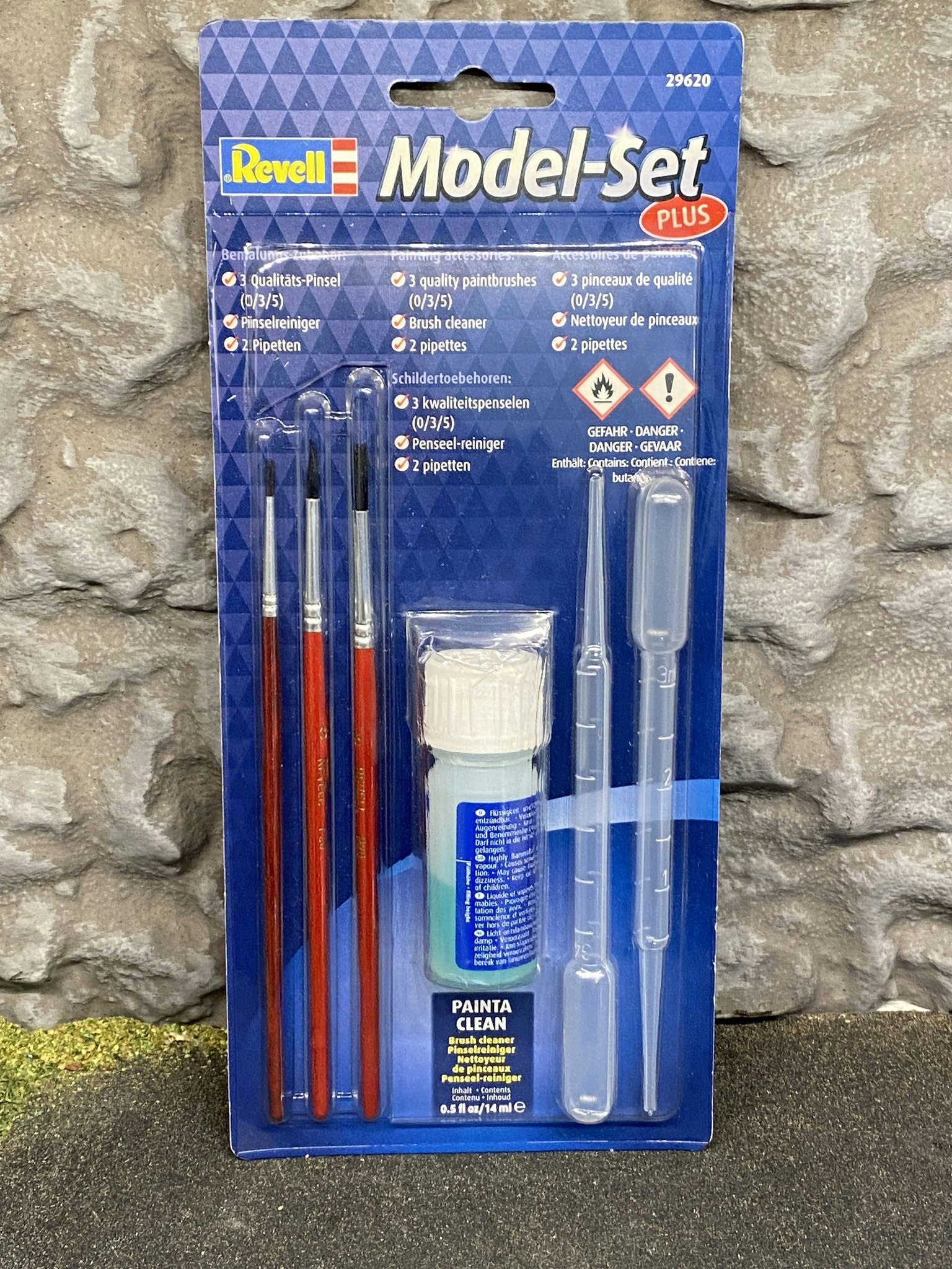 Model-set PLUS fr Revell: 3 penslar i olika storlekar, 2 pipetter, 1 färgrengöring.