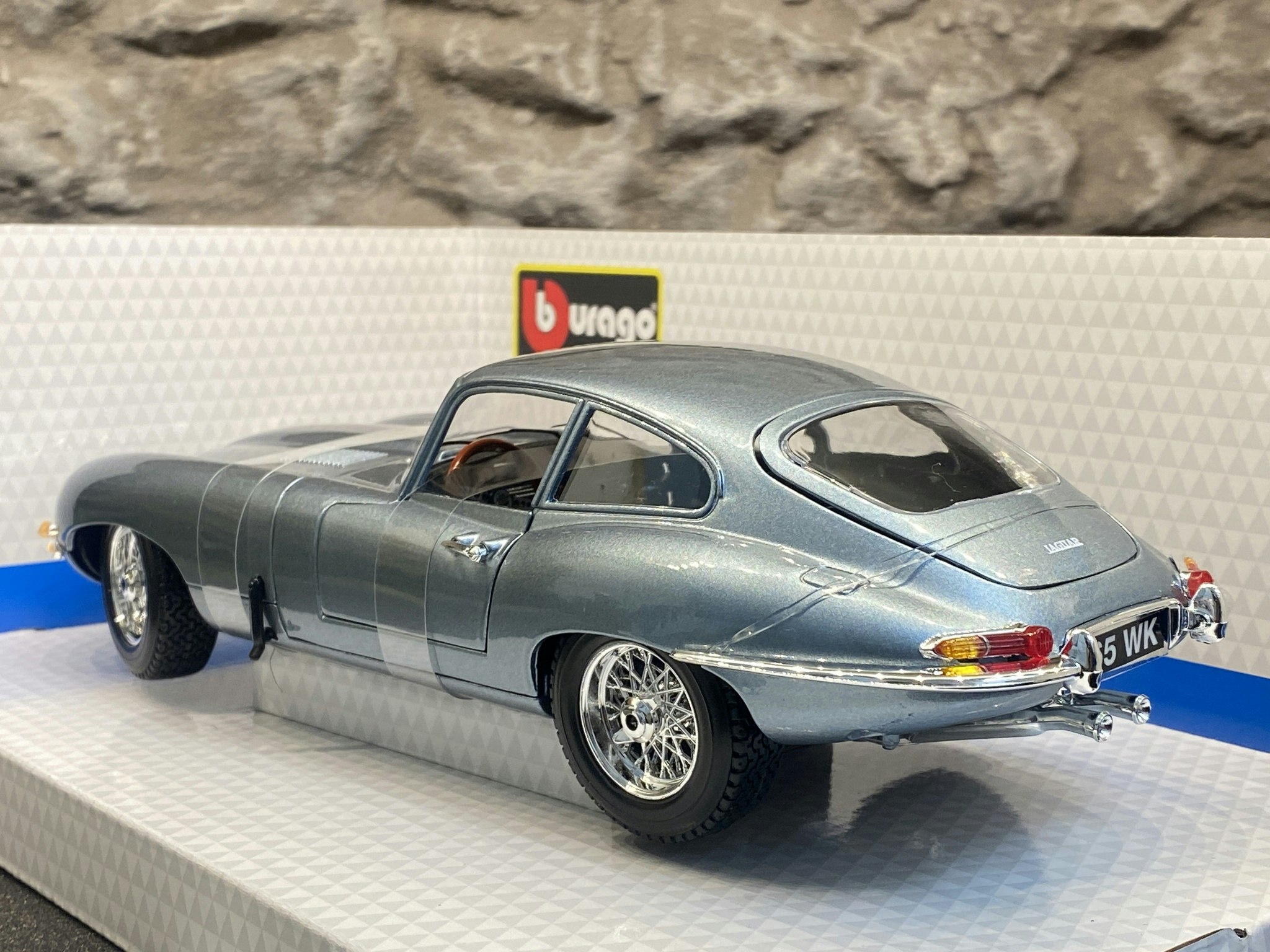 Skala 1/18 Jaguar E-type Coupé, Light Blue Metallic, fr Bburago