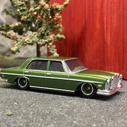 Skala 1/64 Hot Wheels Premium, Auto Strasse, Mercedes-Benz 280 SEL 2,8 72'