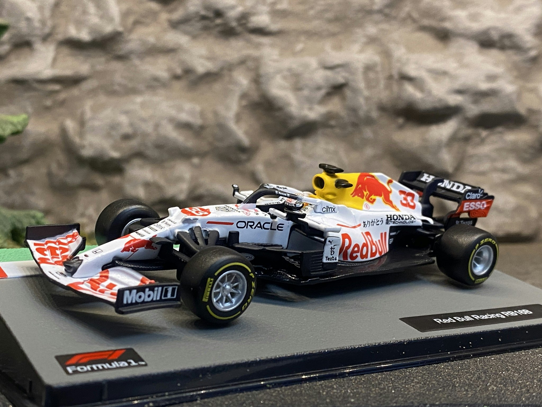 Skala 1/43 RED BULL, Honda RB16B #33  M.Verstappen m figur i fr Bburago 18-38060