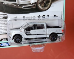 Skala 1/64 Ford F-150 XLT Sport 19' "M9uscle Trucks" från Auto World Rel.5 Ver.B