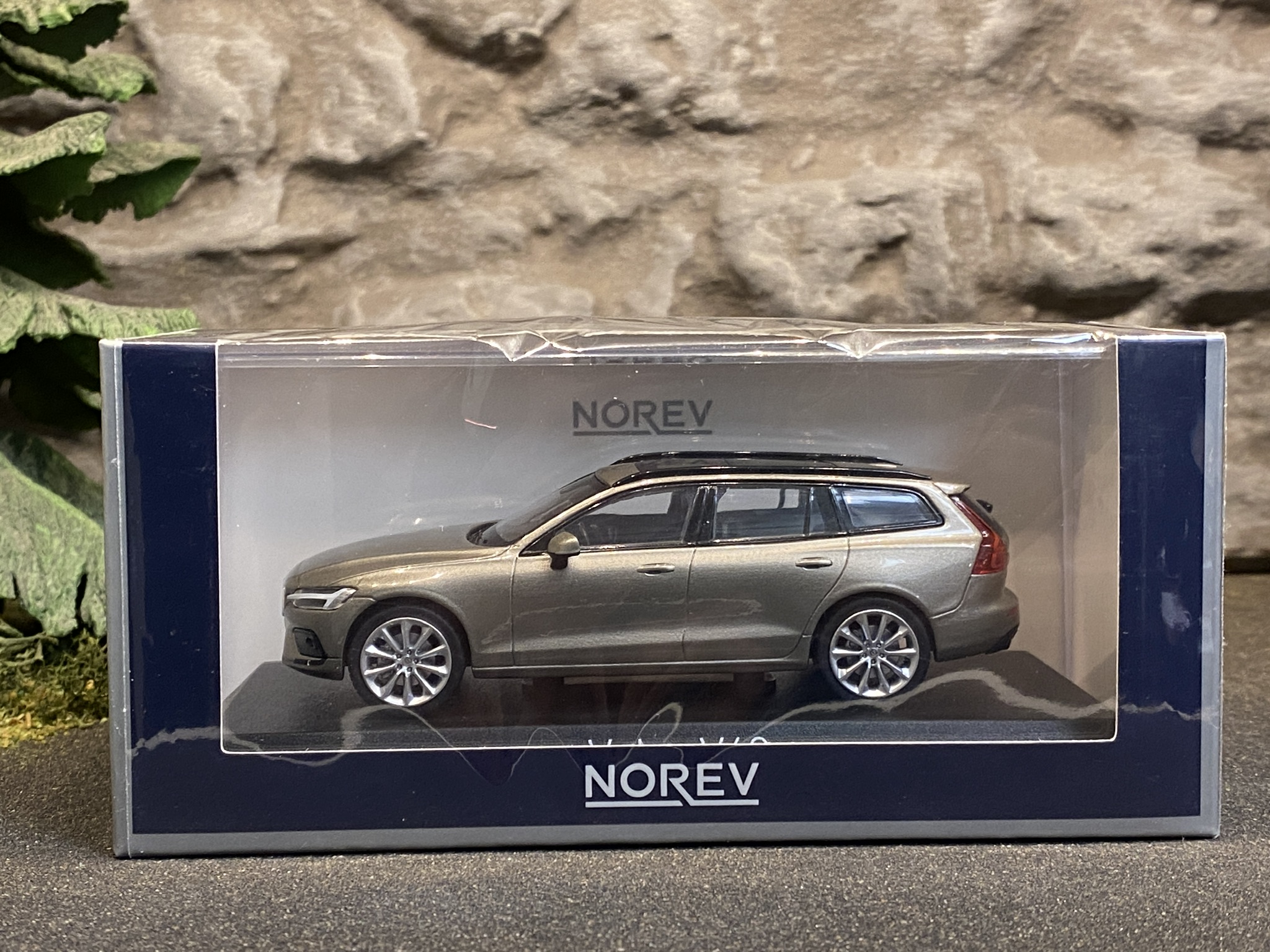 Skala 1/43: Volvo V60, 2018', Pebble Grey, från NOREV