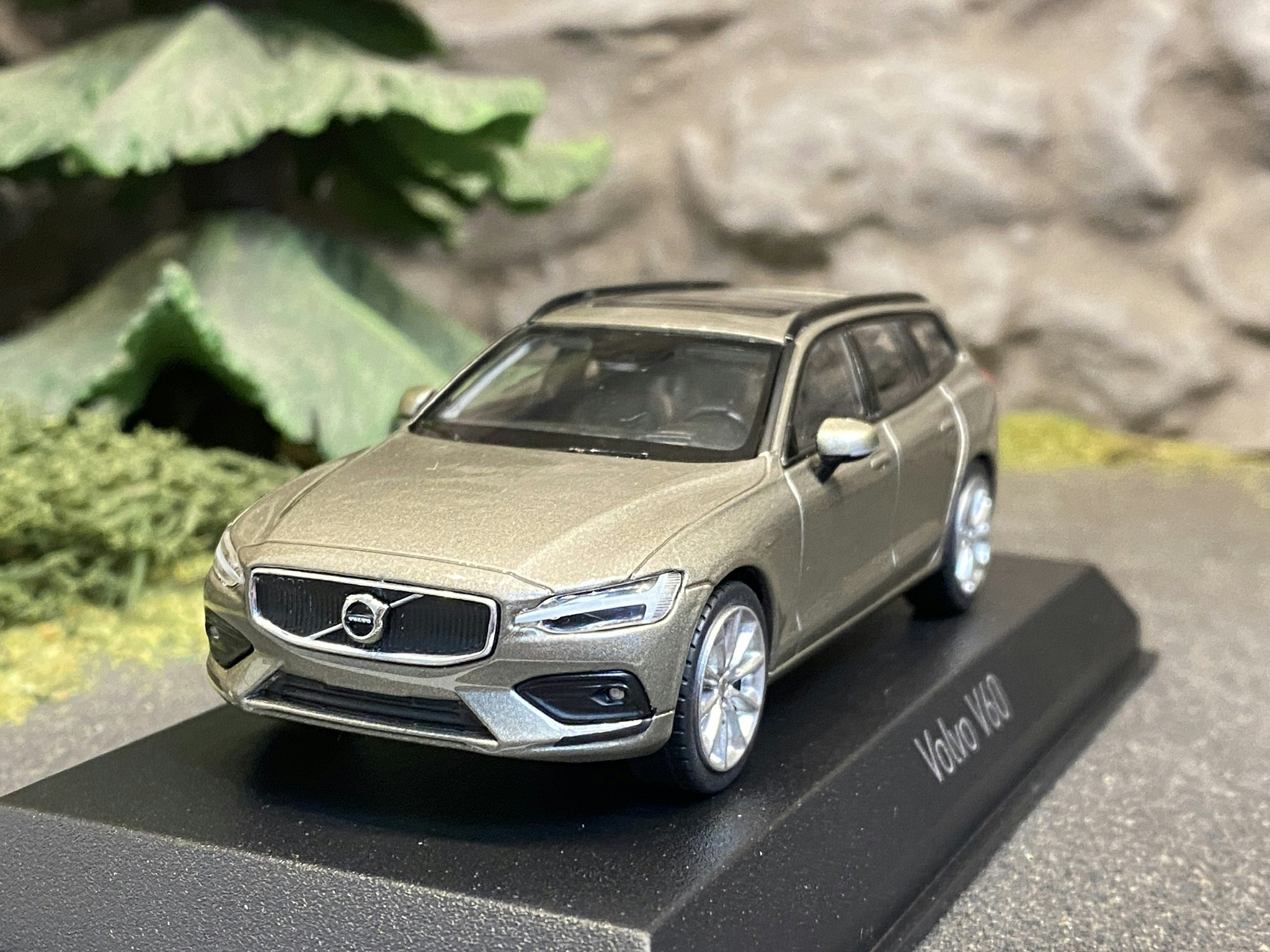 Skala 1/43: Volvo V60, 2018', Pebble Grey, från NOREV