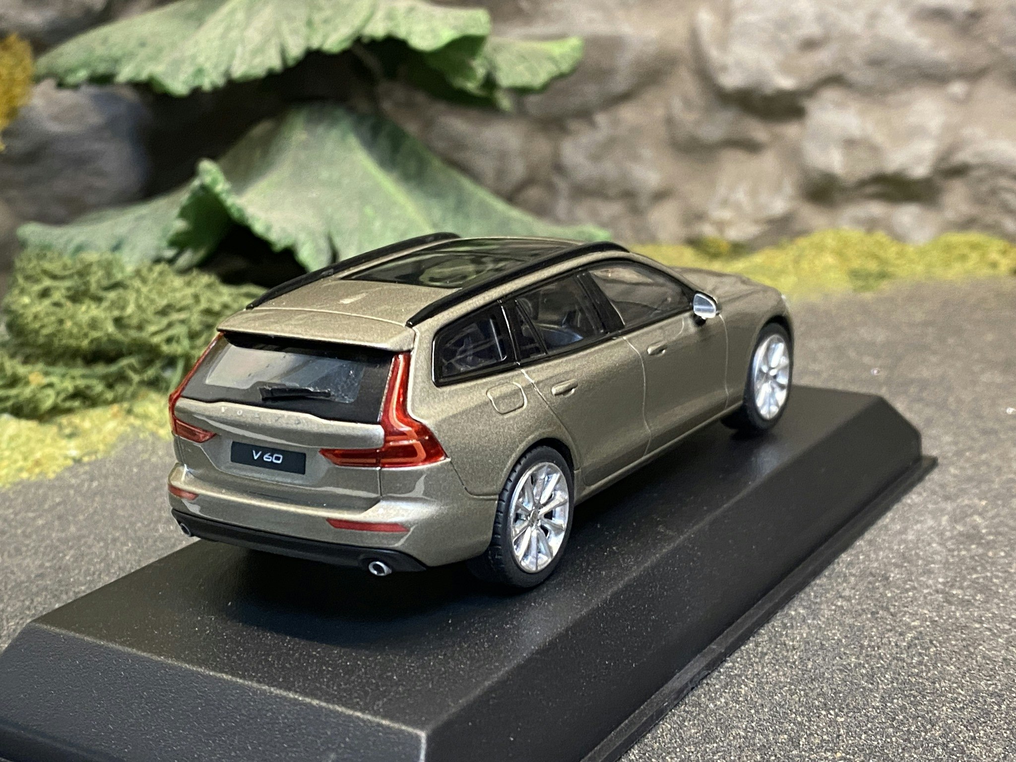 Skala 1/43: Volvo V60, 2018', Pebble Grey, från NOREV