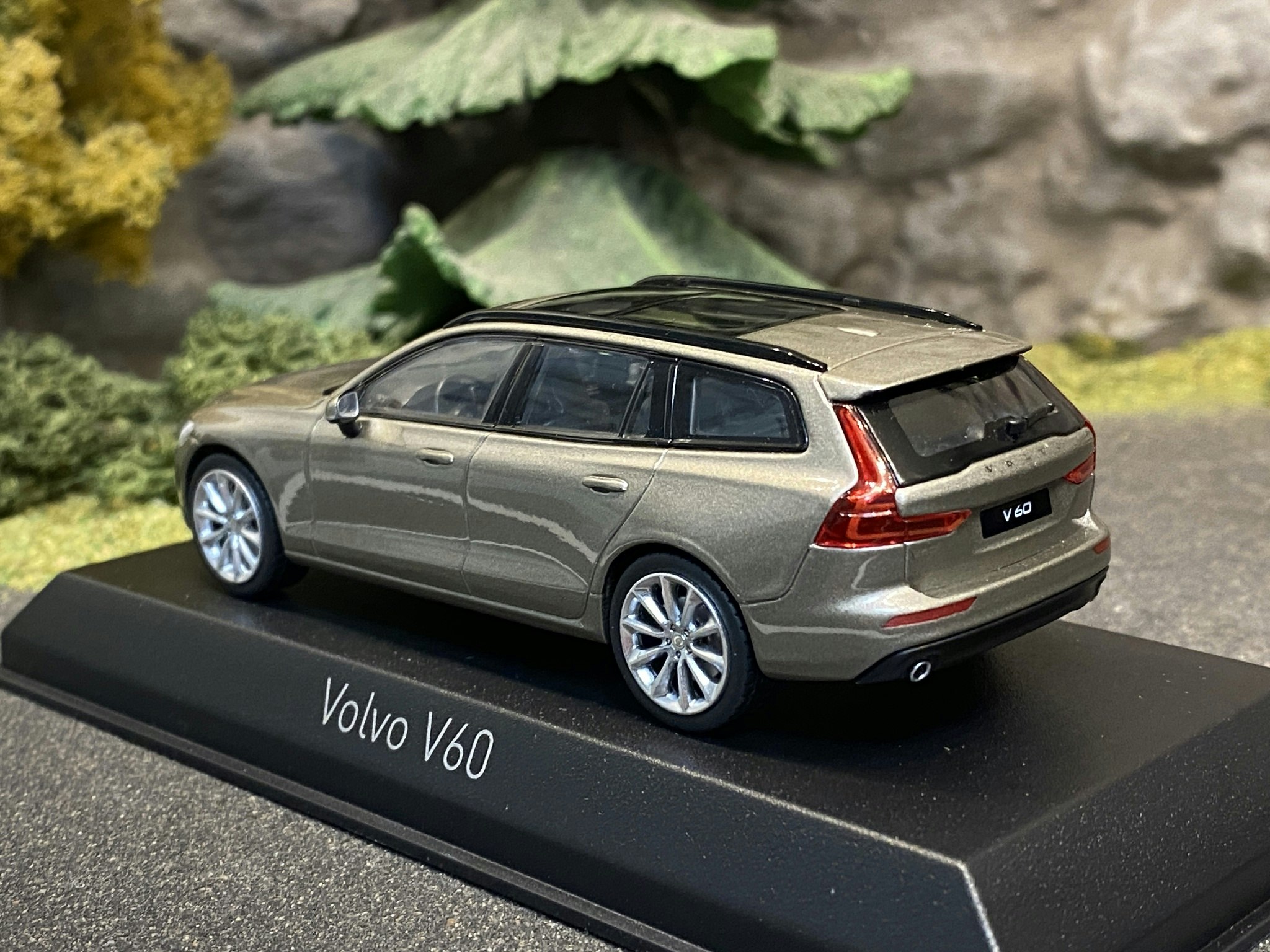 Skala 1/43: Volvo V60, 2018', Pebble Grey, från NOREV