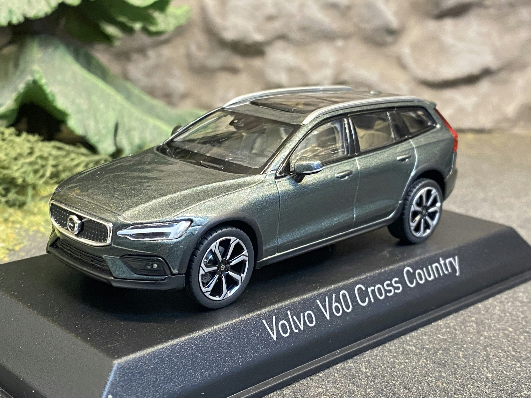 Skala 1/43: Volvo V60 Cross Country, 2019', Pine Grey