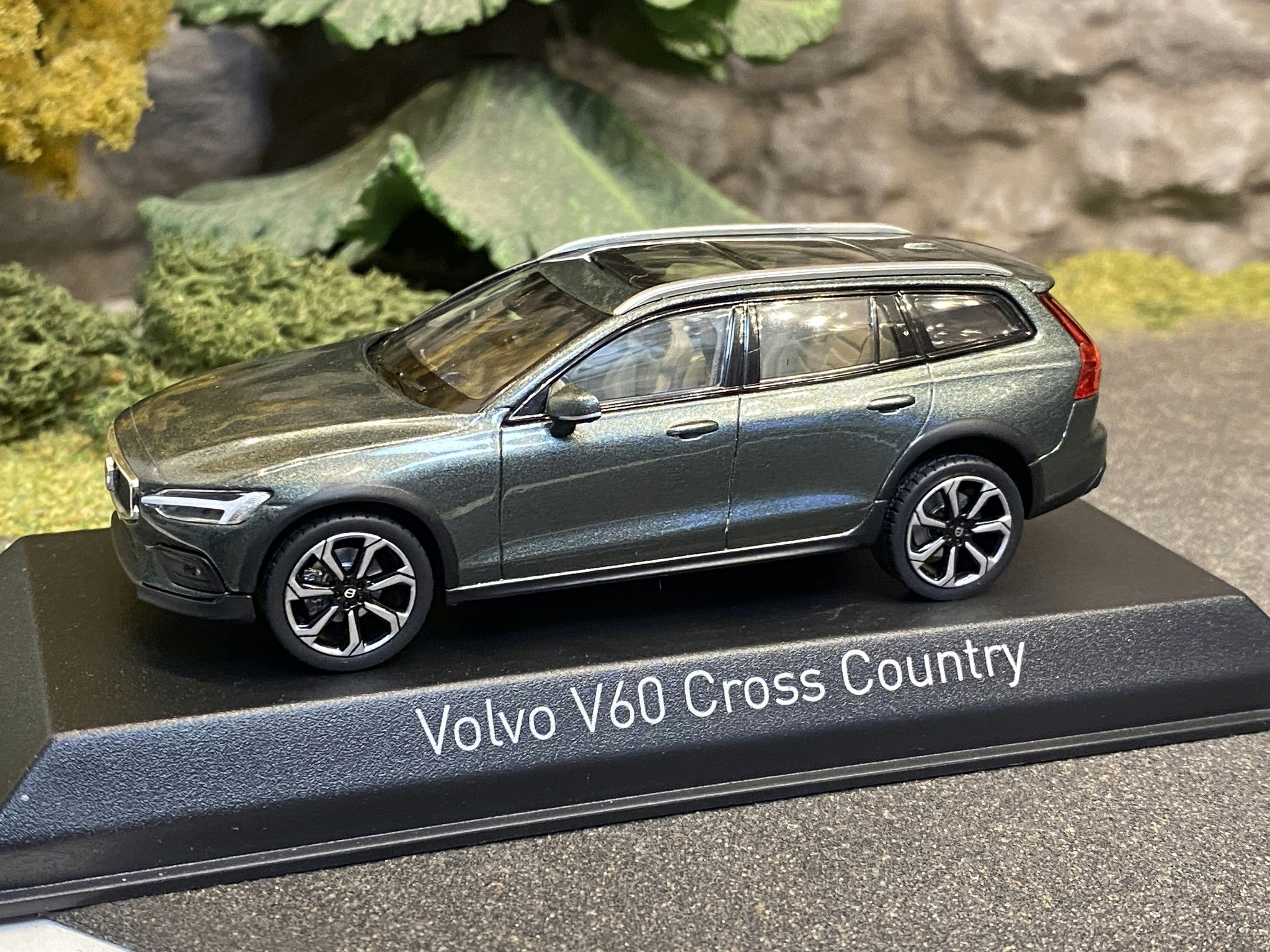 Skala 1/43: Volvo V60 Cross Country, 2019', Pine Grey Metallic, från NOREV