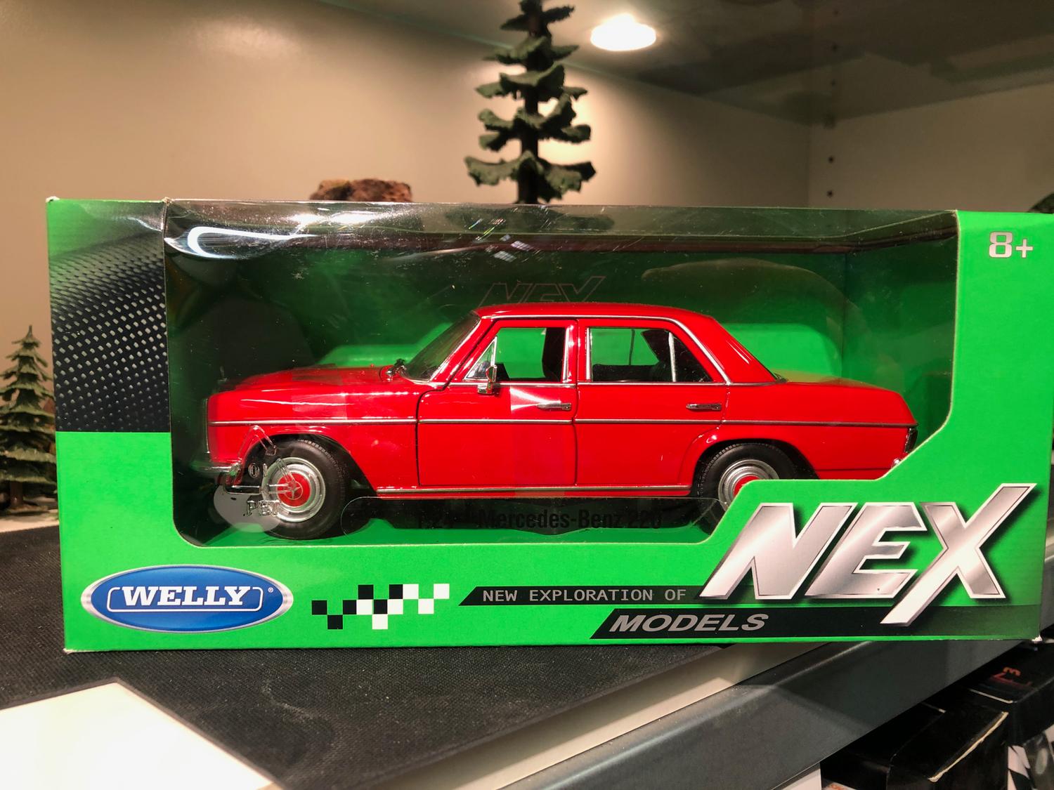 Skala 1/24: Urläcker Mercedes-Benz 220 röd fr Welly Nex Models