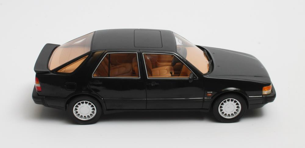 Skala 1/18 Otroligt fin Saab 9000 Turbo black metallic '84-'88 fr CULT Scale Models
