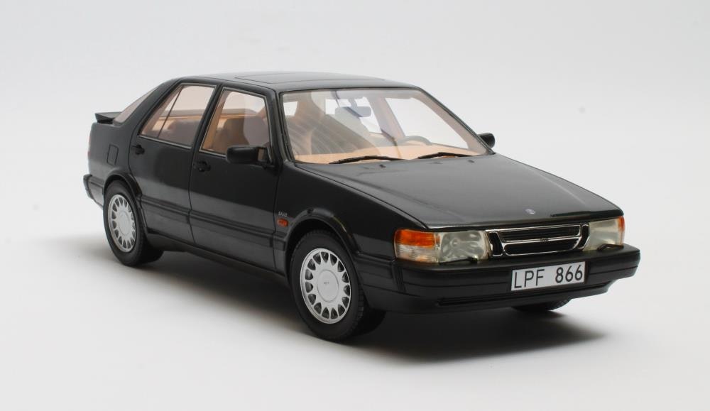 Skala 1/18 Otroligt fin Saab 9000 Turbo black metallic '84-'88 fr CULT Scale Models