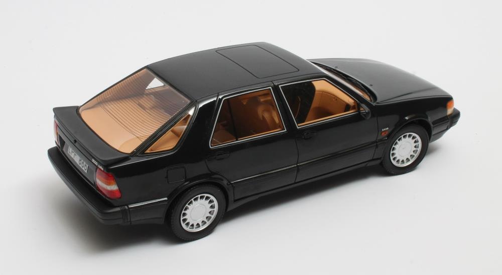 Skala 1/18 Otroligt fin Saab 9000 Turbo black metallic '84-'88 fr CULT Scale Models