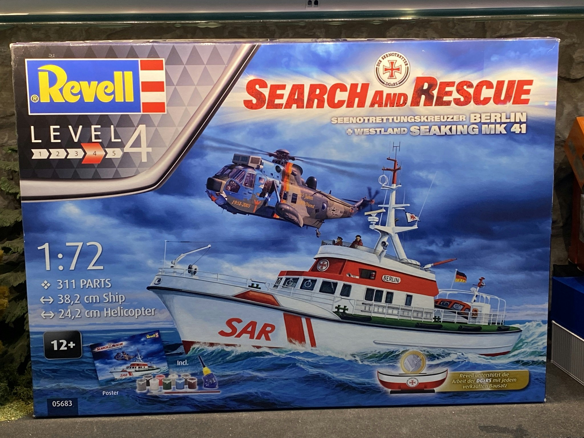 Skala 1/72 Byggmodell Search & Rescue "Berlin" + Westland Seaking MK 41 fr Revell