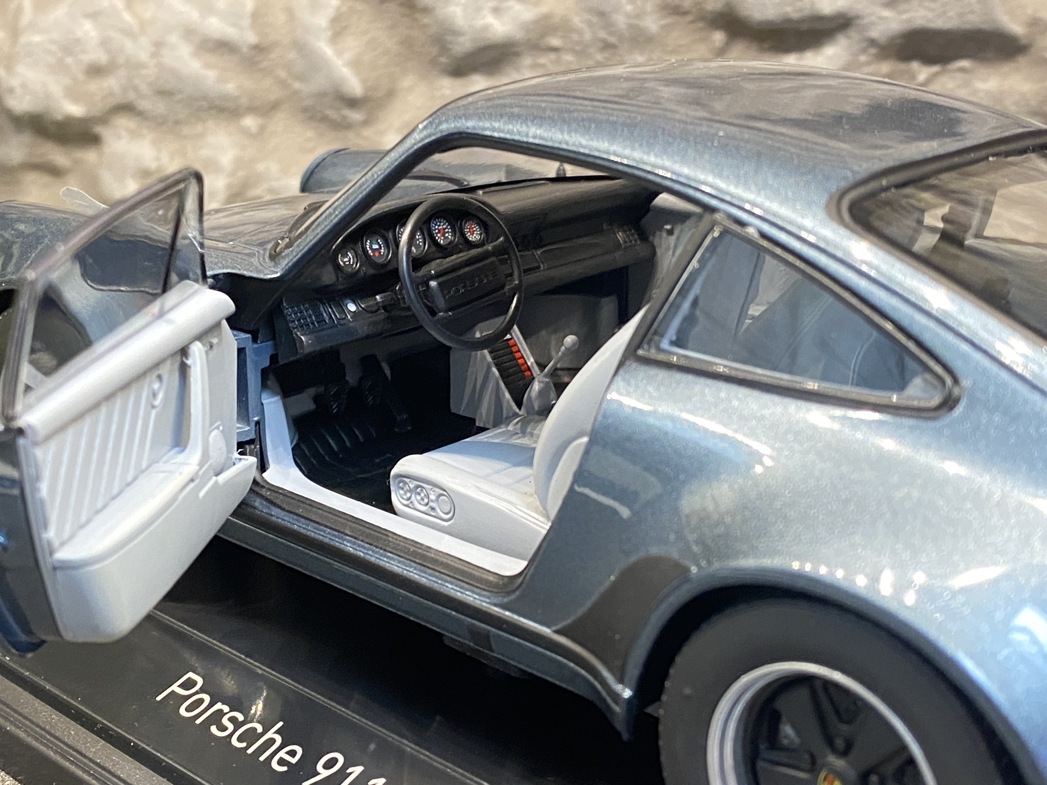 Skala 1/18 Vansinnigt snygg Porsche 911 (930) Turbo 3,3, Venetian Blue fr Norev