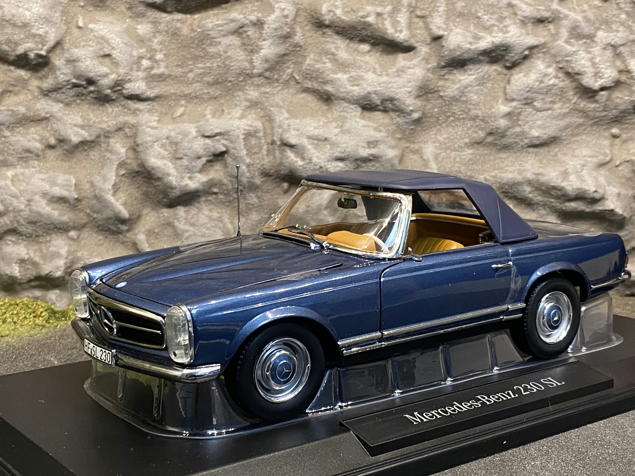 Skala 1/18 Vansinnigt snygg Mercedes-Benz 230 SL, Blue fr Norev