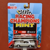 Skala 1/64 Buick Regal T-type 86' fr Racing Champions Mint