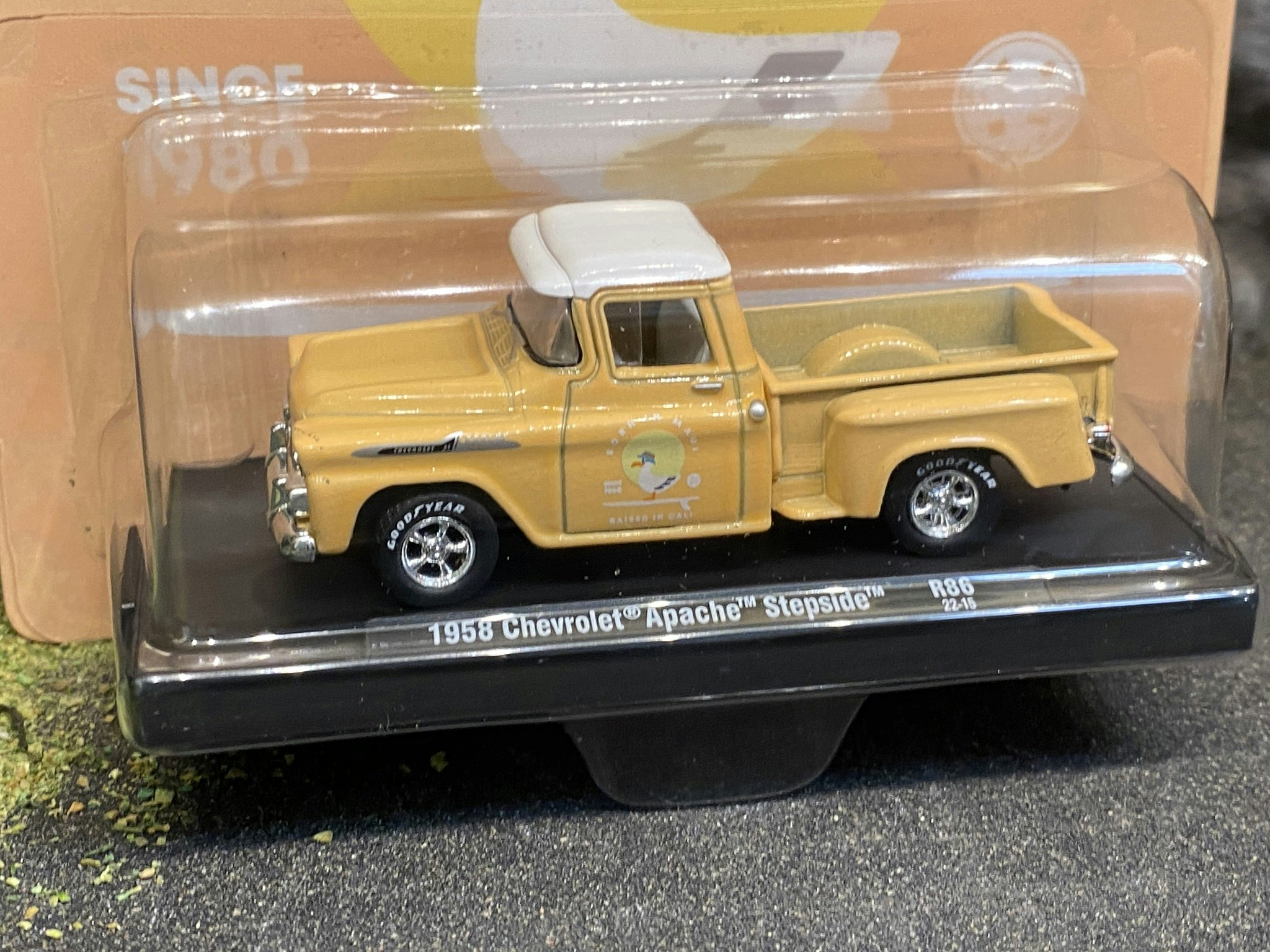 Scale 1/64 1958 Chevrolet Apache Stepside fr M2