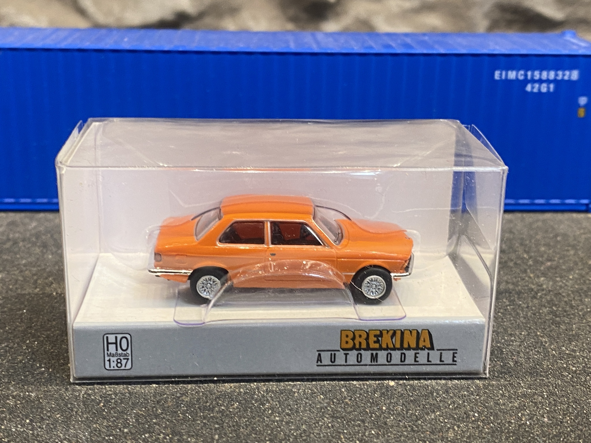 Skala 1/87 - BMW 323i, orange fr Brekina