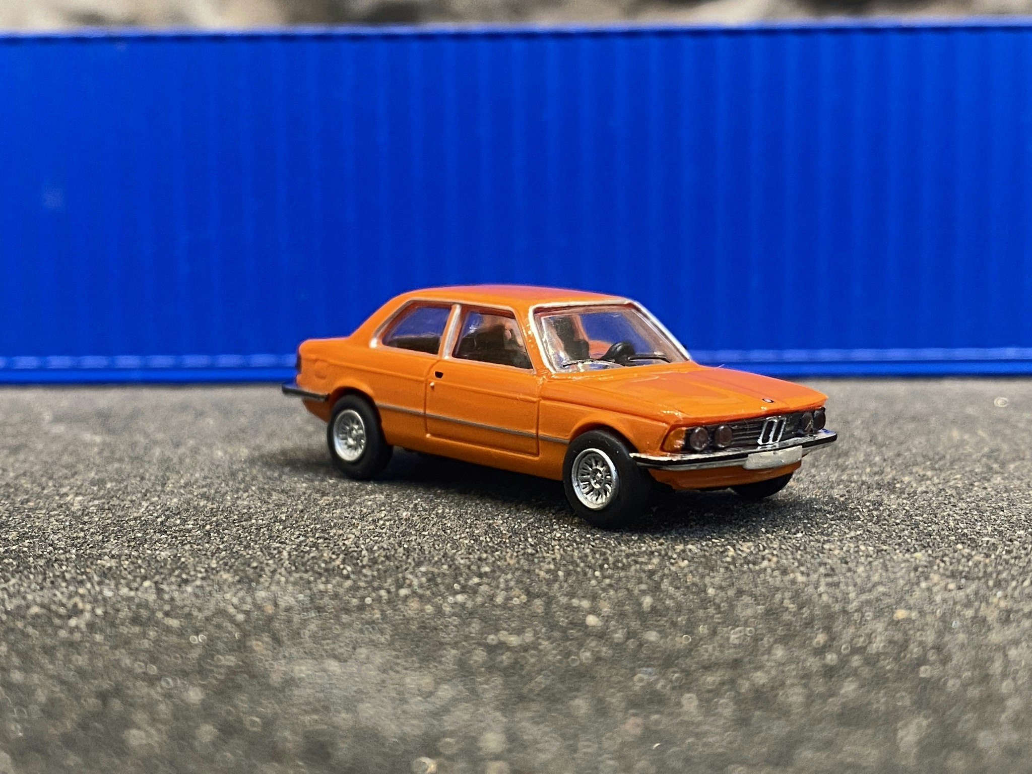 Skala 1/87 - BMW 323i, orange fr Brekina