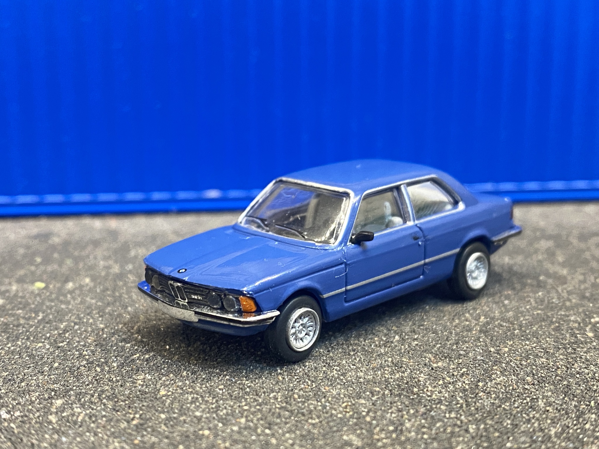 Skala 1/87 - BMW 323i, Blå fr Brekina