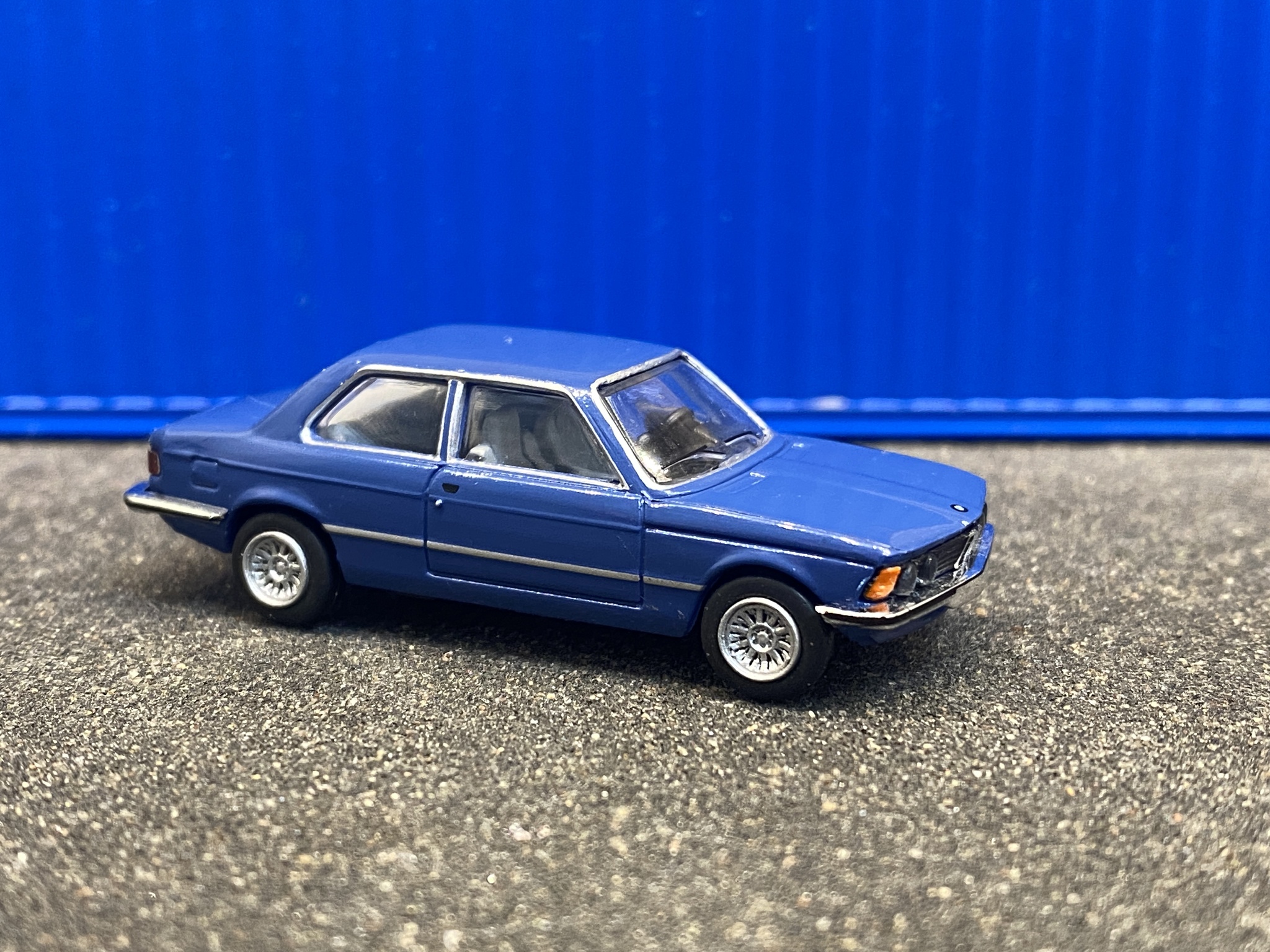 Skala 1/87 - BMW 323i, Blå fr Brekina