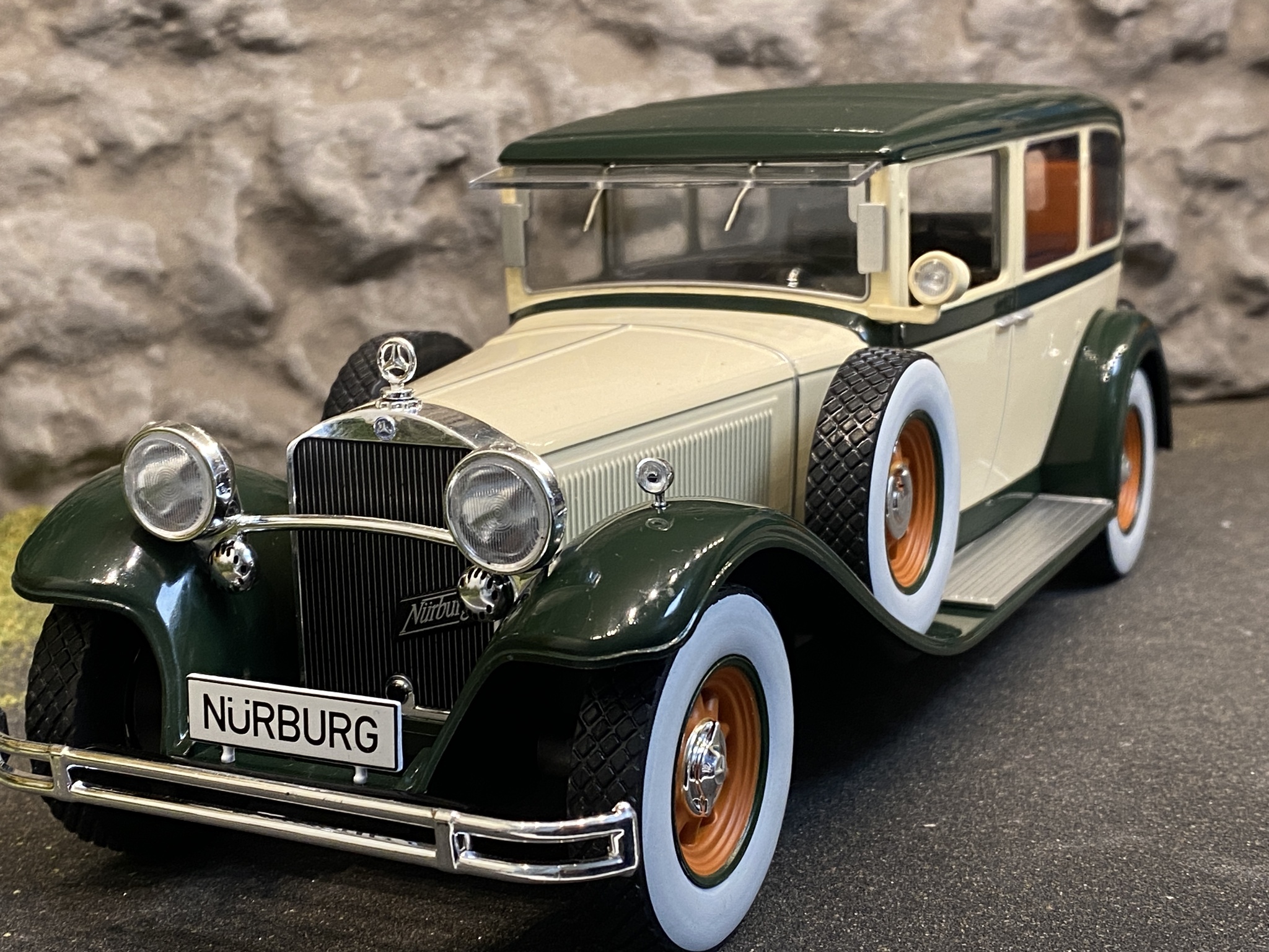 Skala 1/18 Mercedes Typ Nürburg 460/460 K (W08), beige/dark green 1928 fr MCG