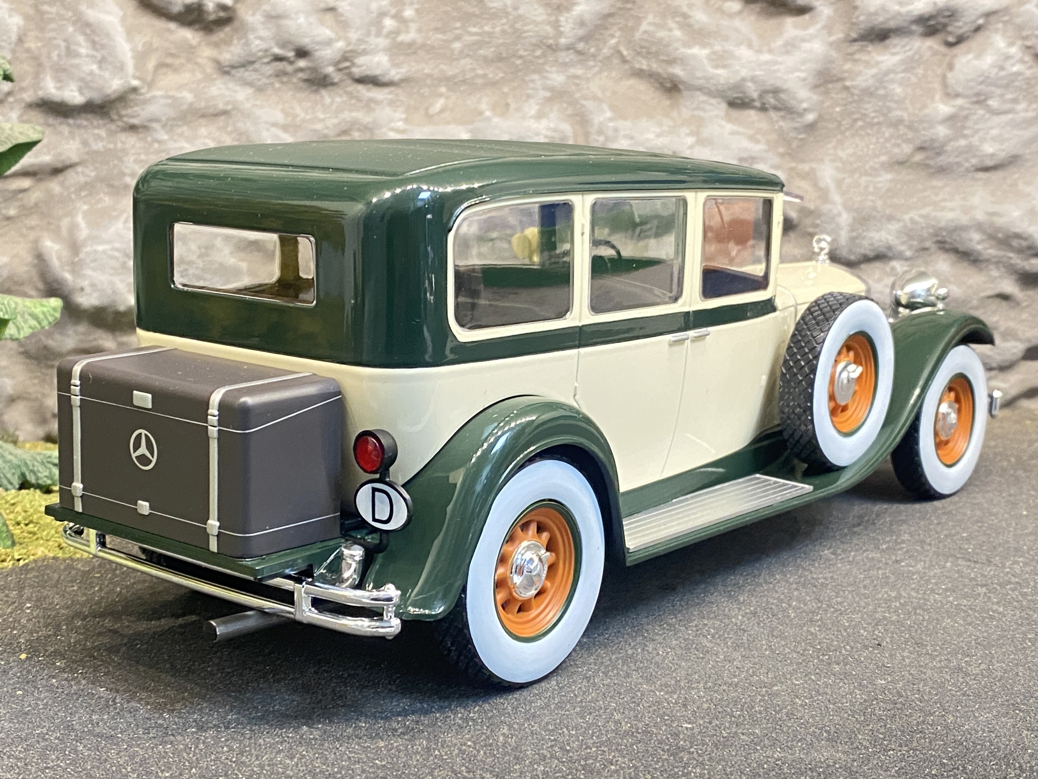 Skala 1/18 Mercedes Typ Nürburg 460/460 K (W08), beige/dark green 1928 fr MCG