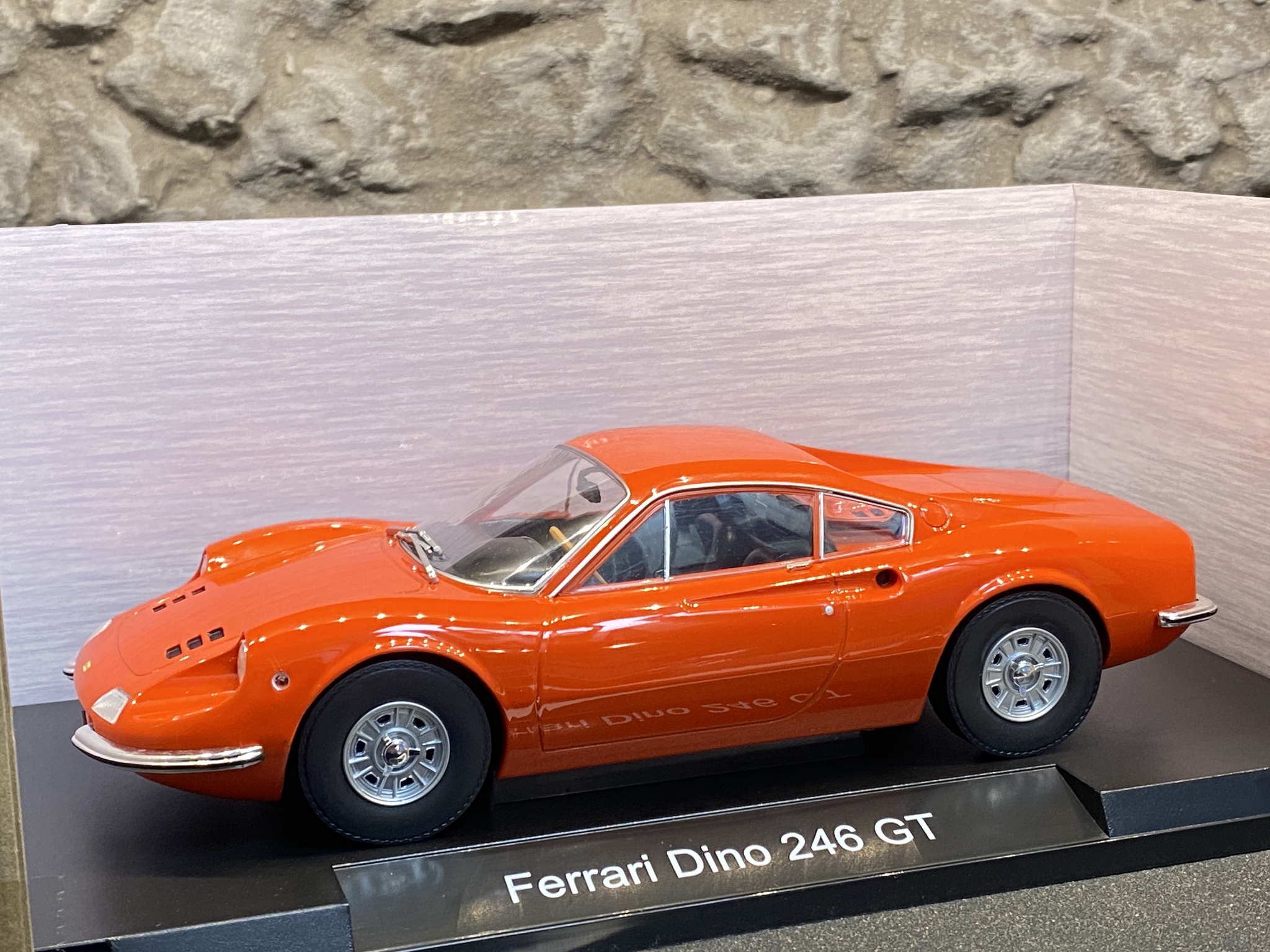 Skala 1/18 Ferrari Dino 246 GT fr MCG Model Car Group