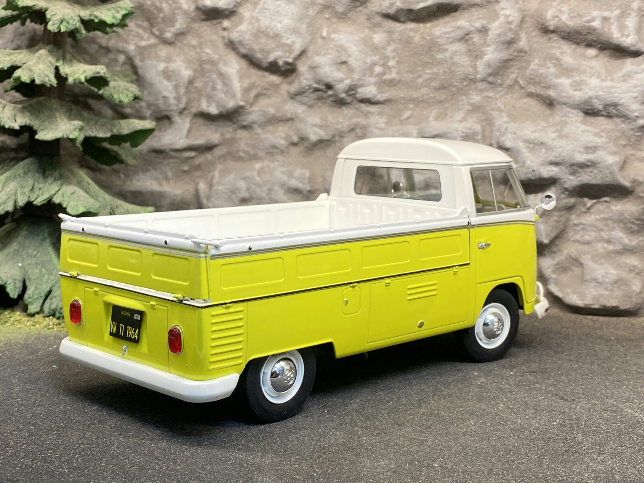 Skala 1/18 VOLKSWAGEN T1 PICK UP, gul/vit, fr Solido