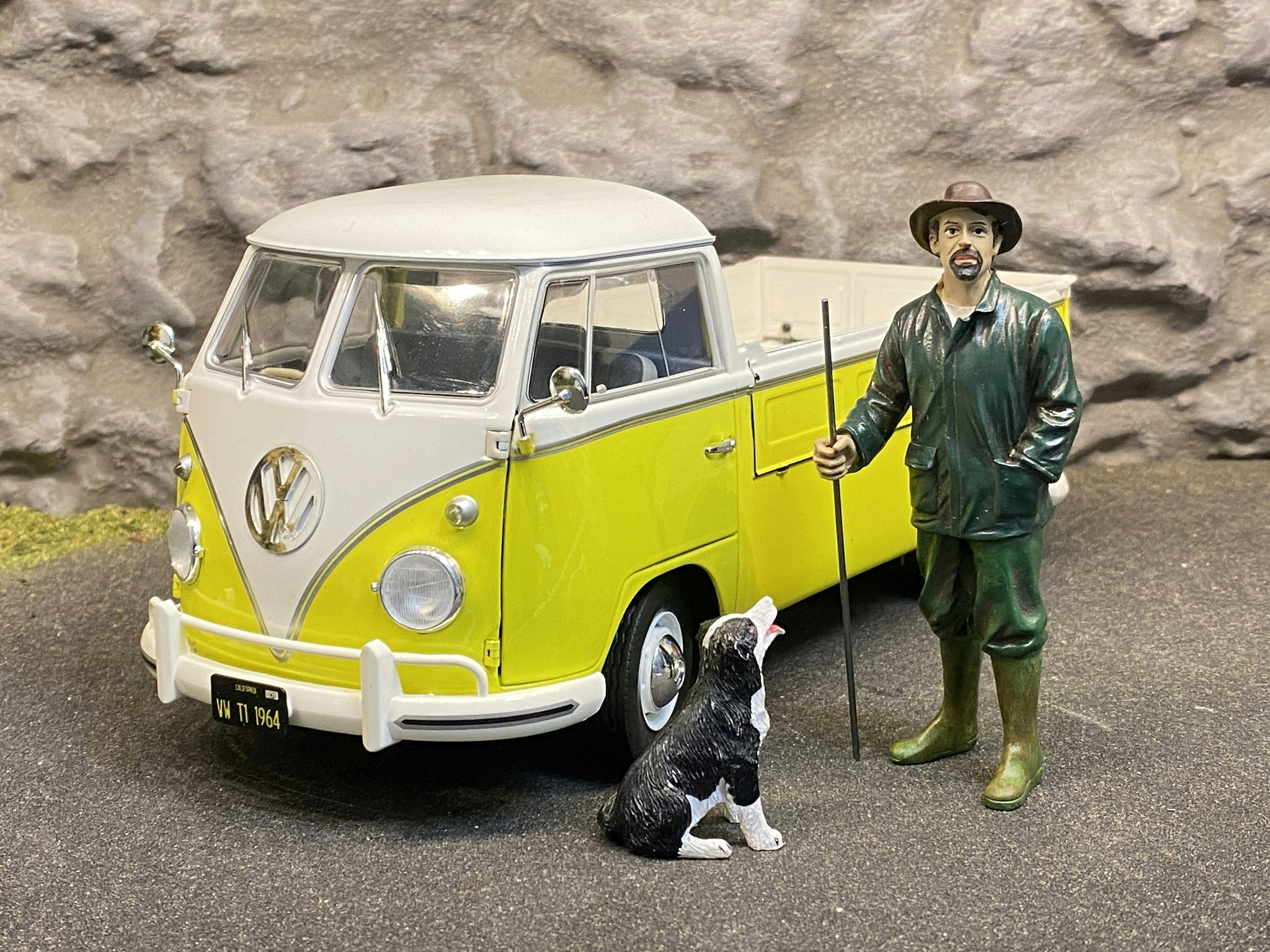 Skala 1/18 VOLKSWAGEN T1 PICK UP, gul/vit, fr Solido