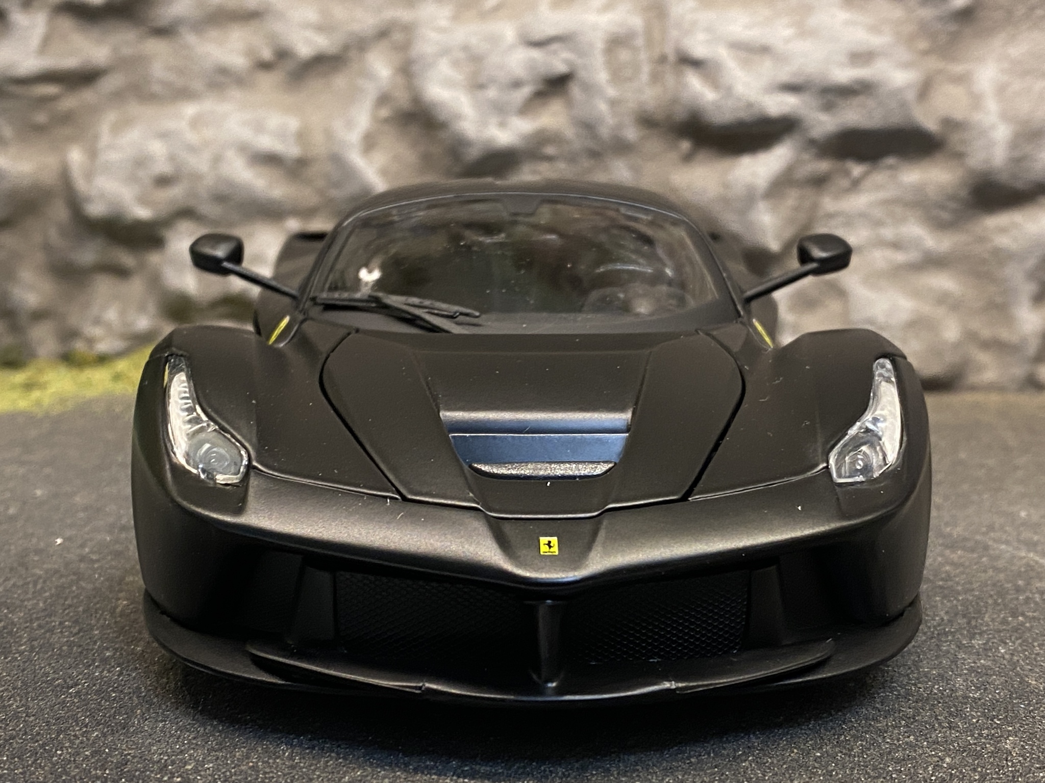 Skala 1/18 2014 La Ferrari "Deluxe Signature Series", Matt svart från Bburago
