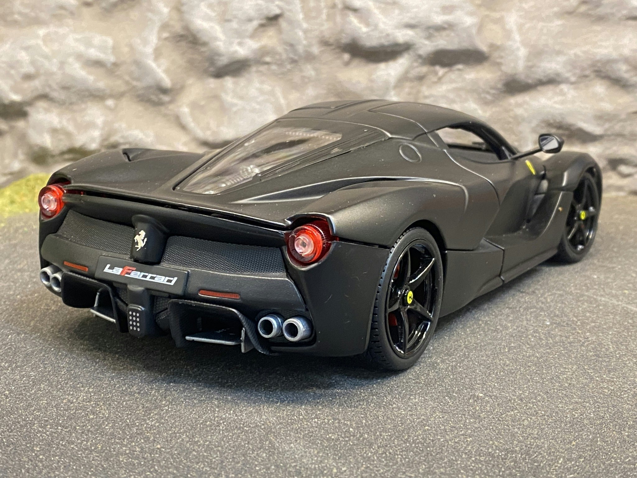 Skala 1/18 2014 La Ferrari "Deluxe Signature Series", Matt svart från Bburago