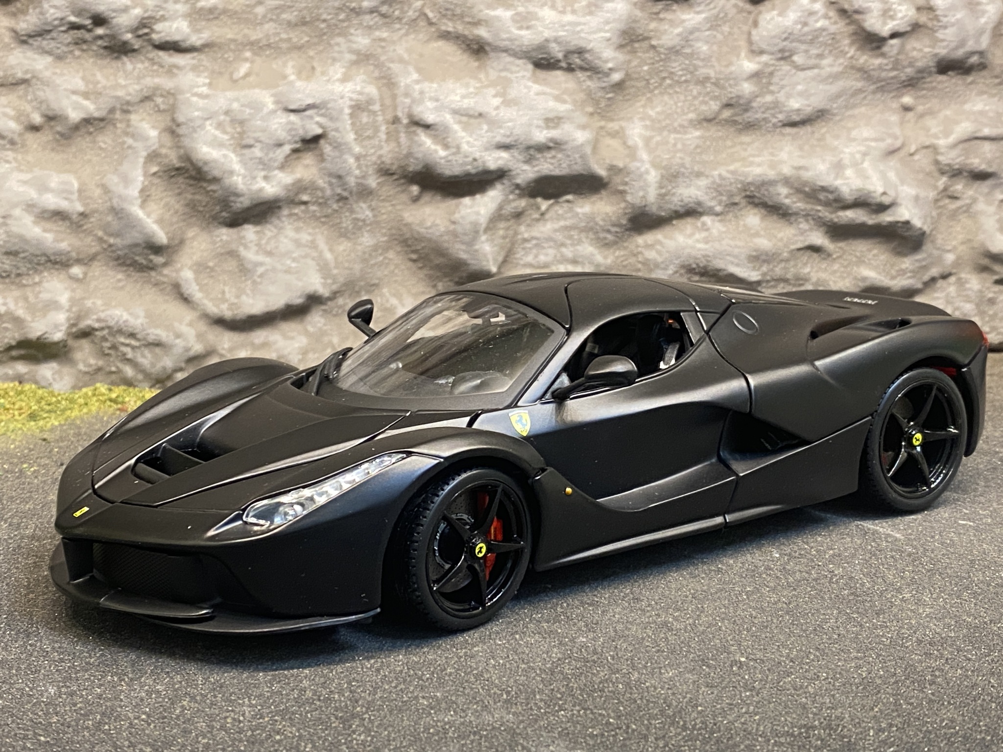 Scale 1/18 2014 La Ferrari &quot;Deluxe Signature Series&quot;, Matt Black by Bburago