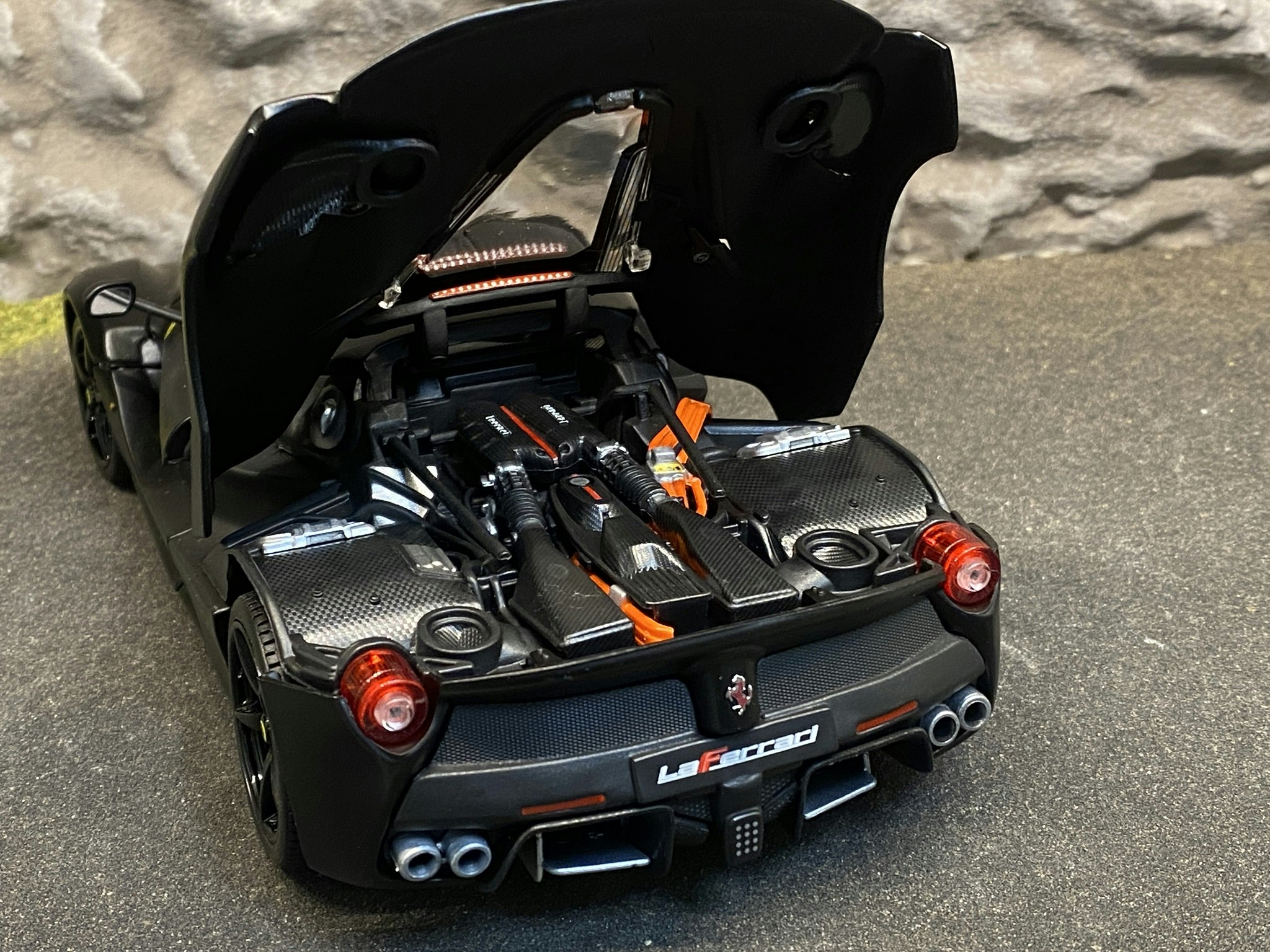 Skala 1/18 2014 La Ferrari "Deluxe Signature Series", Matt svart från Bburago