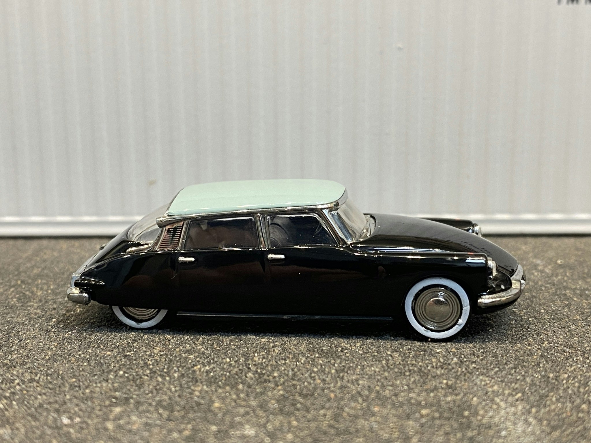 Scale 1/87 H0, Citroen ID 19 1958 Black, w mint green roof from Norev