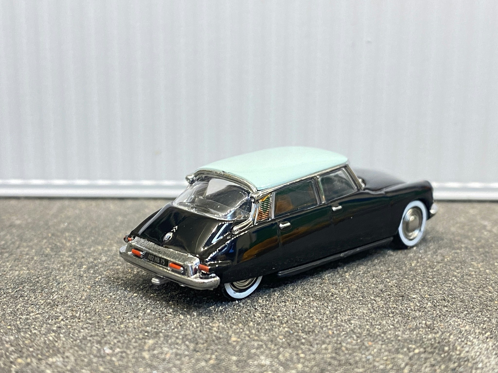 Scale 1/87 H0, Citroen ID 19 1958 Black, w mint green roof from Norev