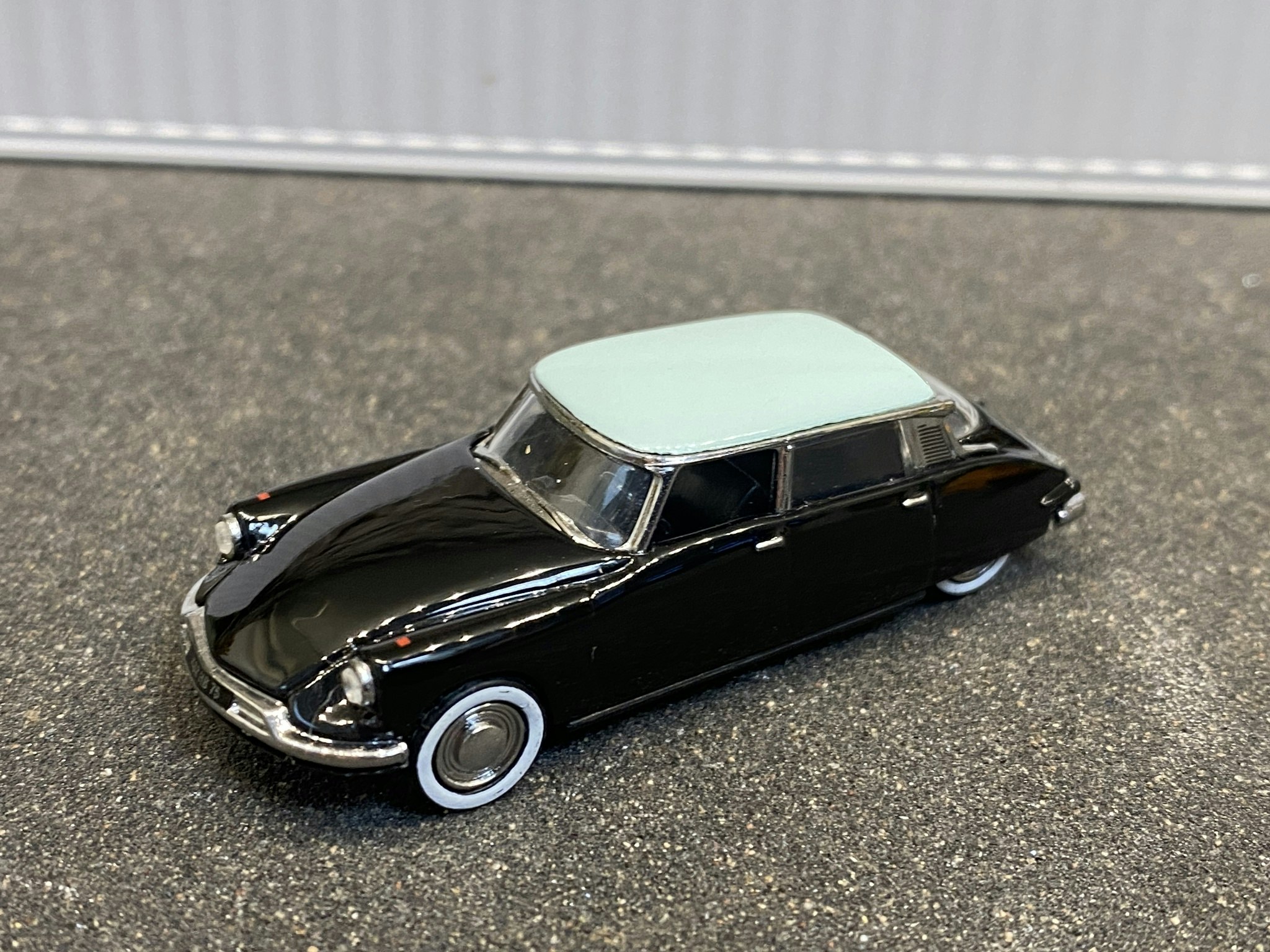 Scale 1/87 H0, Citroen ID 19 1958 Black, w mint green roof from Norev