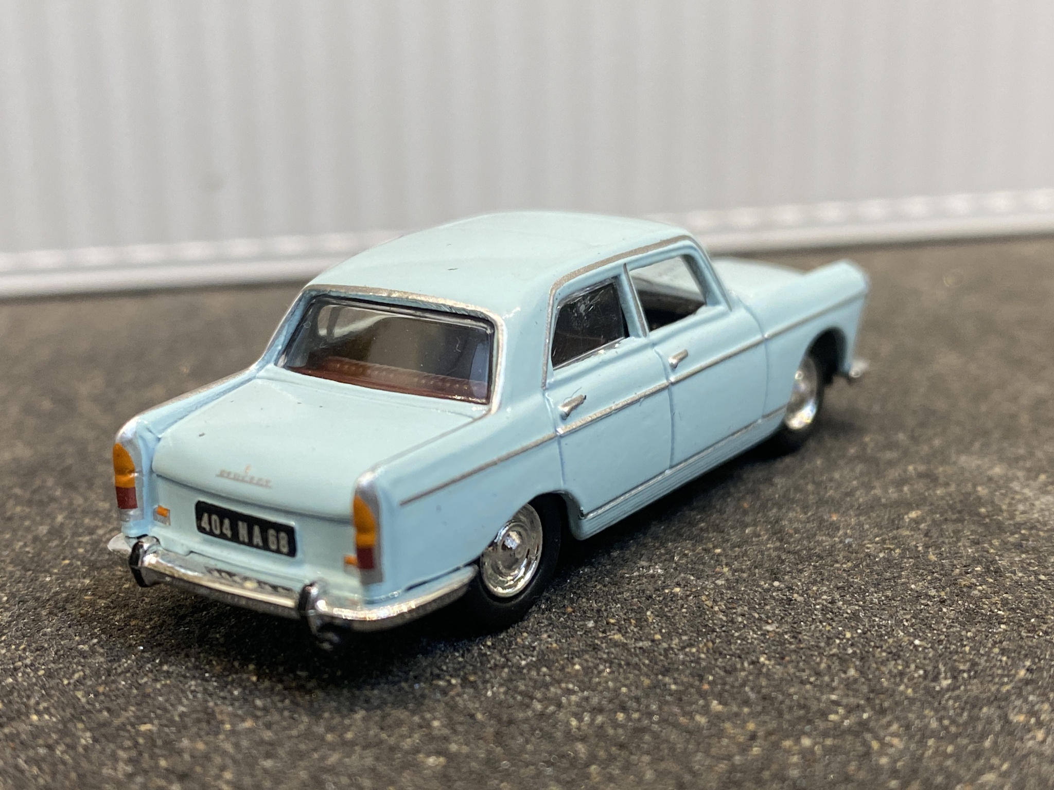 Skala 1/87 H0, Peugeot 404 1968, Ljusblå från Norev