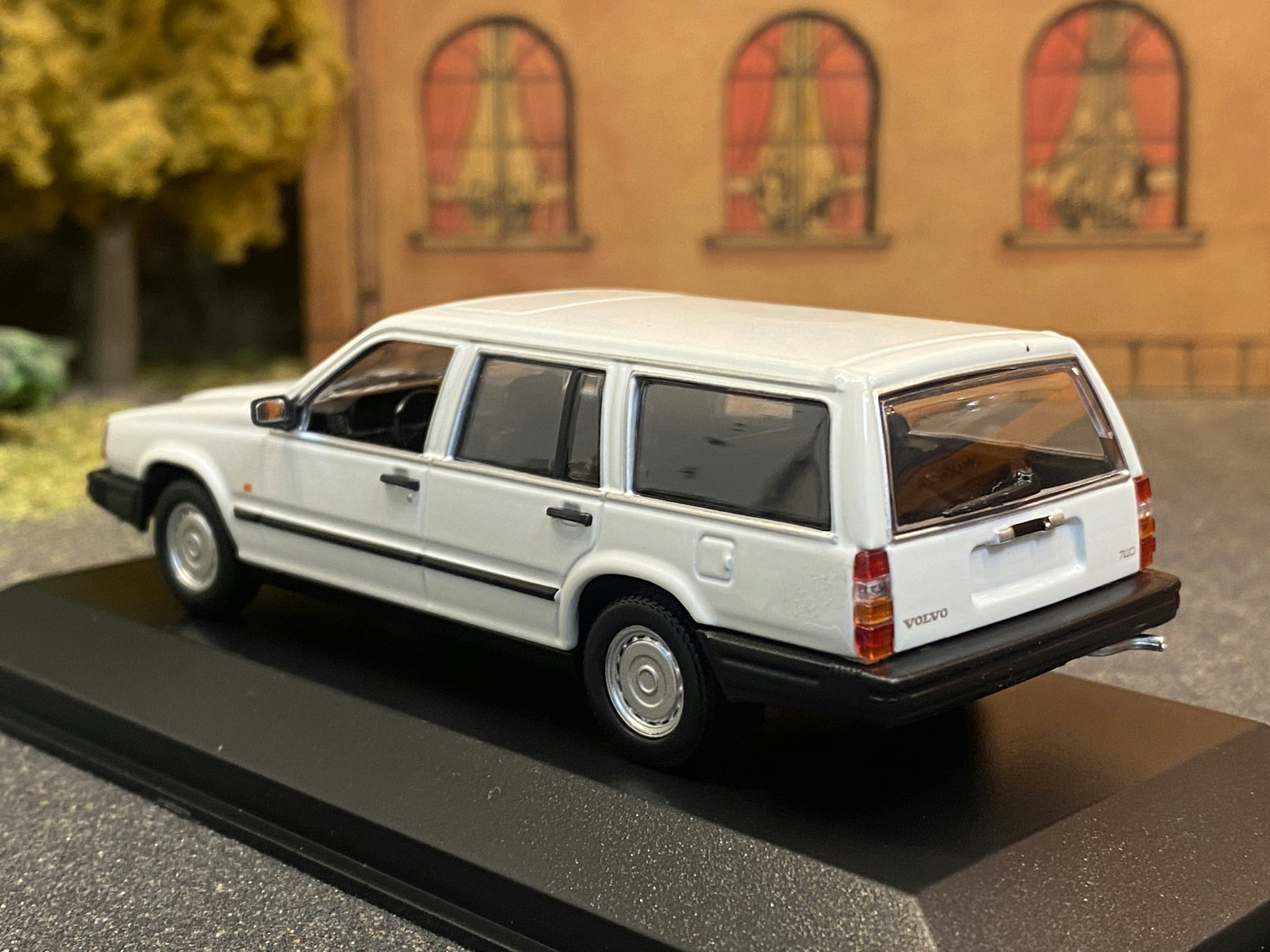 Skala 1/43 - 1986 Volvo 740 GL, (745) White fr Maxichamps