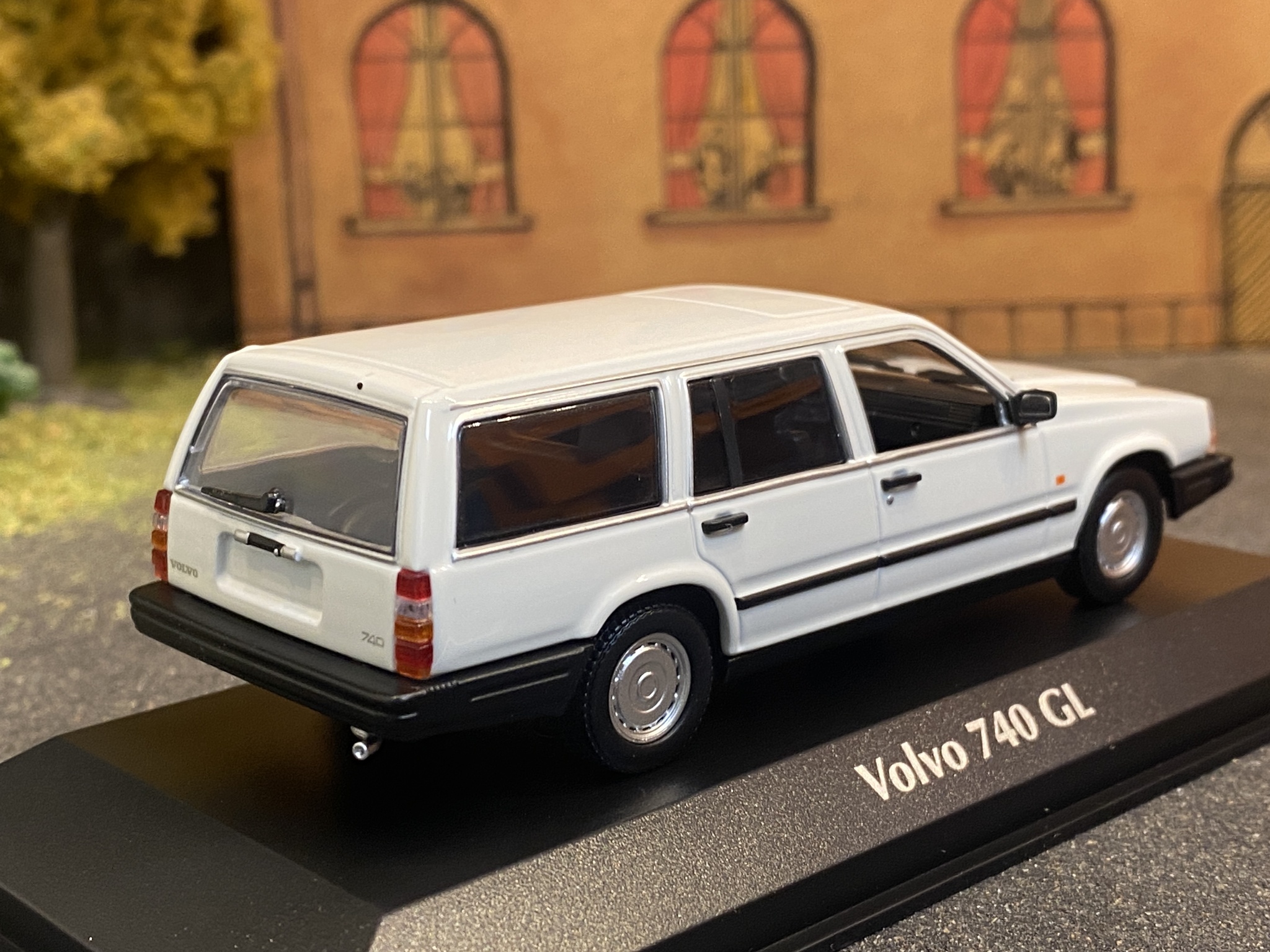 Skala 1/43 - 1986 Volvo 740 GL, (745) White fr Maxichamps