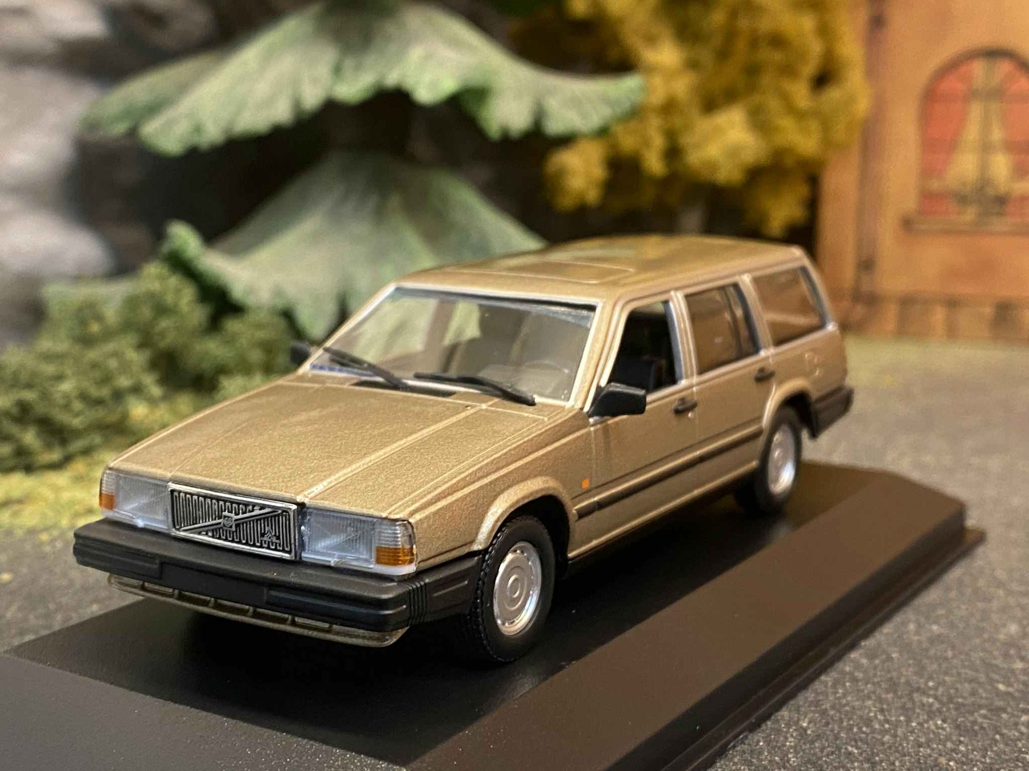 Scale 1/43 - 1986 Volvo 740 GL, Gold metallic for Maxichamps