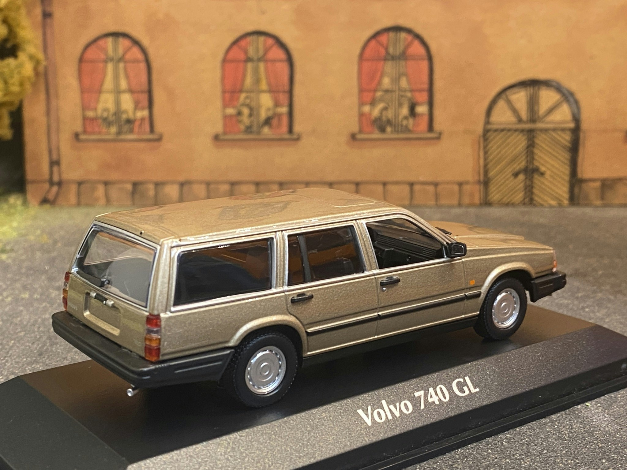 Skala 1/43 - 1986 Volvo 740 GL, (745) Gold metallic fr Maxichamps