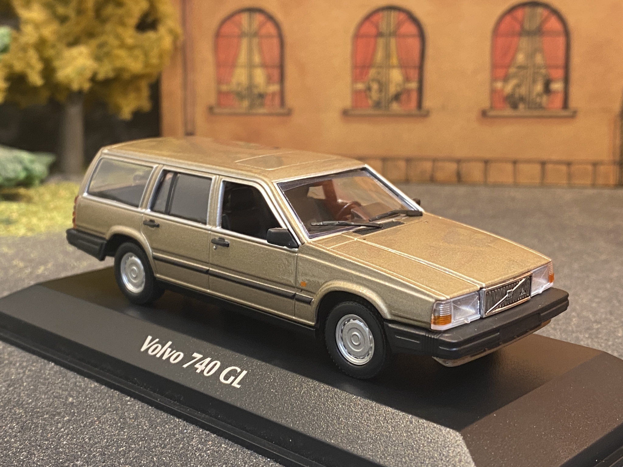 Skala 1/43 - 1986 Volvo 740 GL, (745) Gold metallic fr Maxichamps