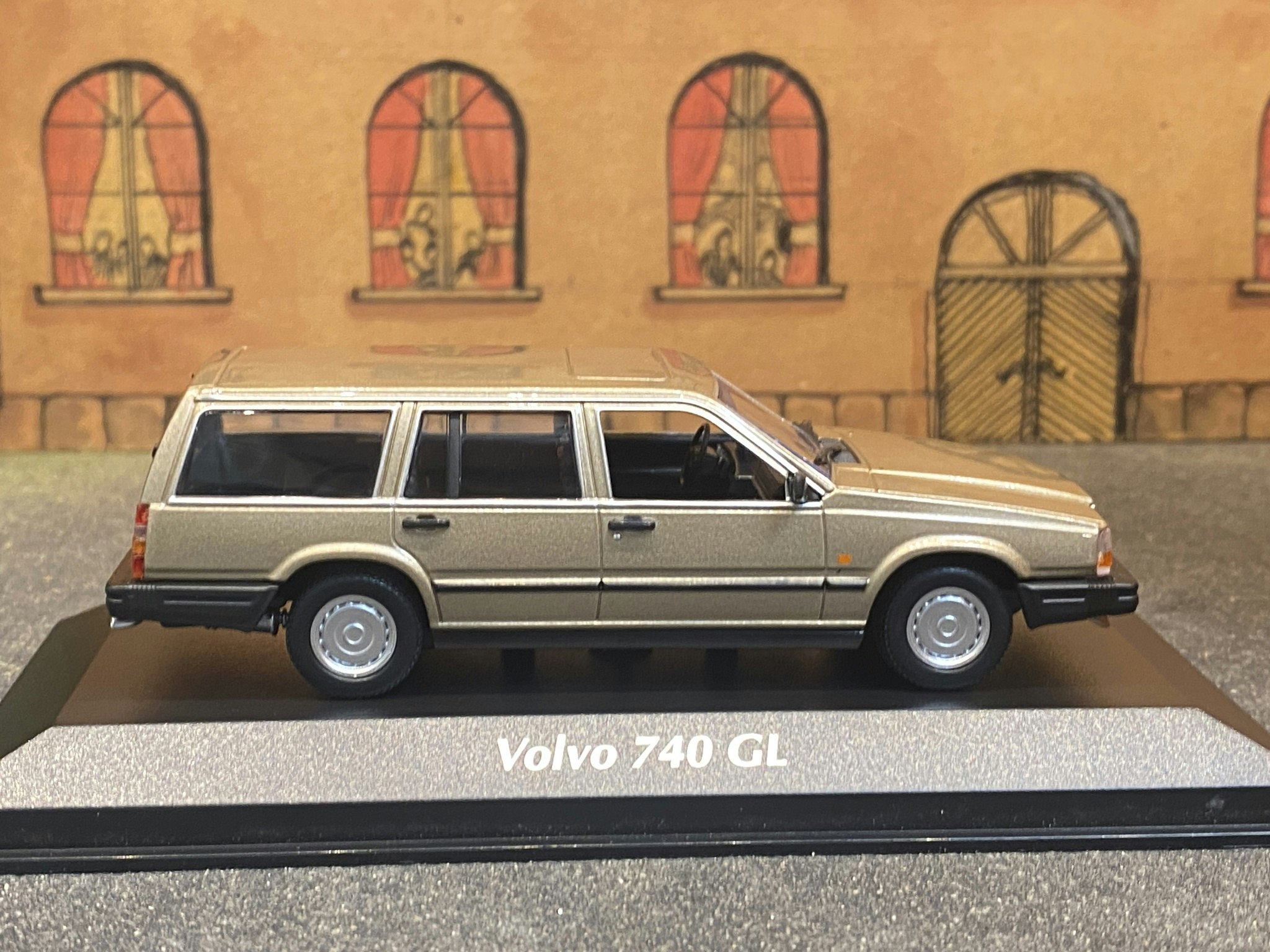 Skala 1/43 - 1986 Volvo 740 GL, (745) Gold metallic fr Maxichamps