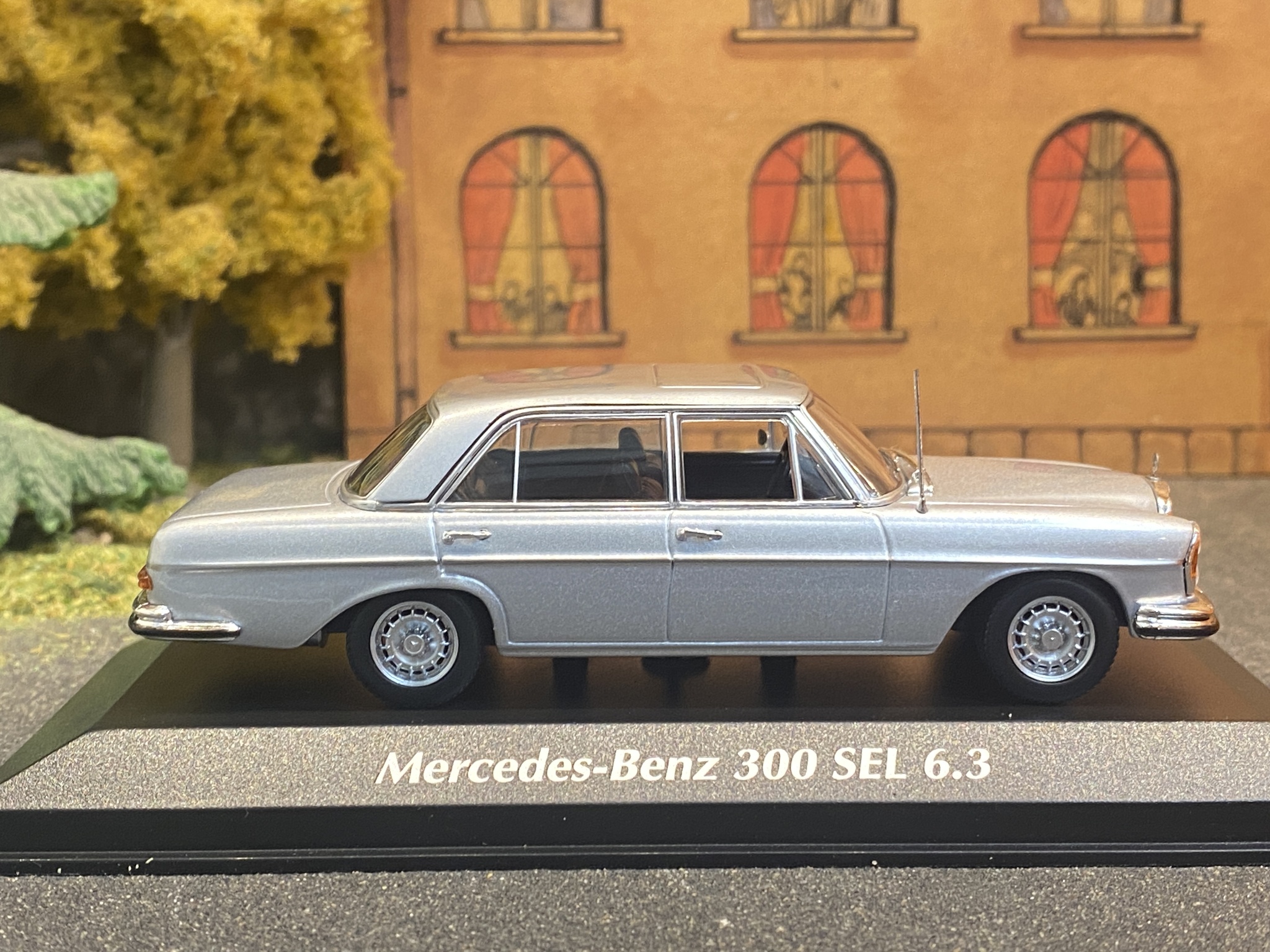 Skala 1/43 - 1968 Mercedes-Benz 300 SEL 6,3 (W109) fr Maxichamps