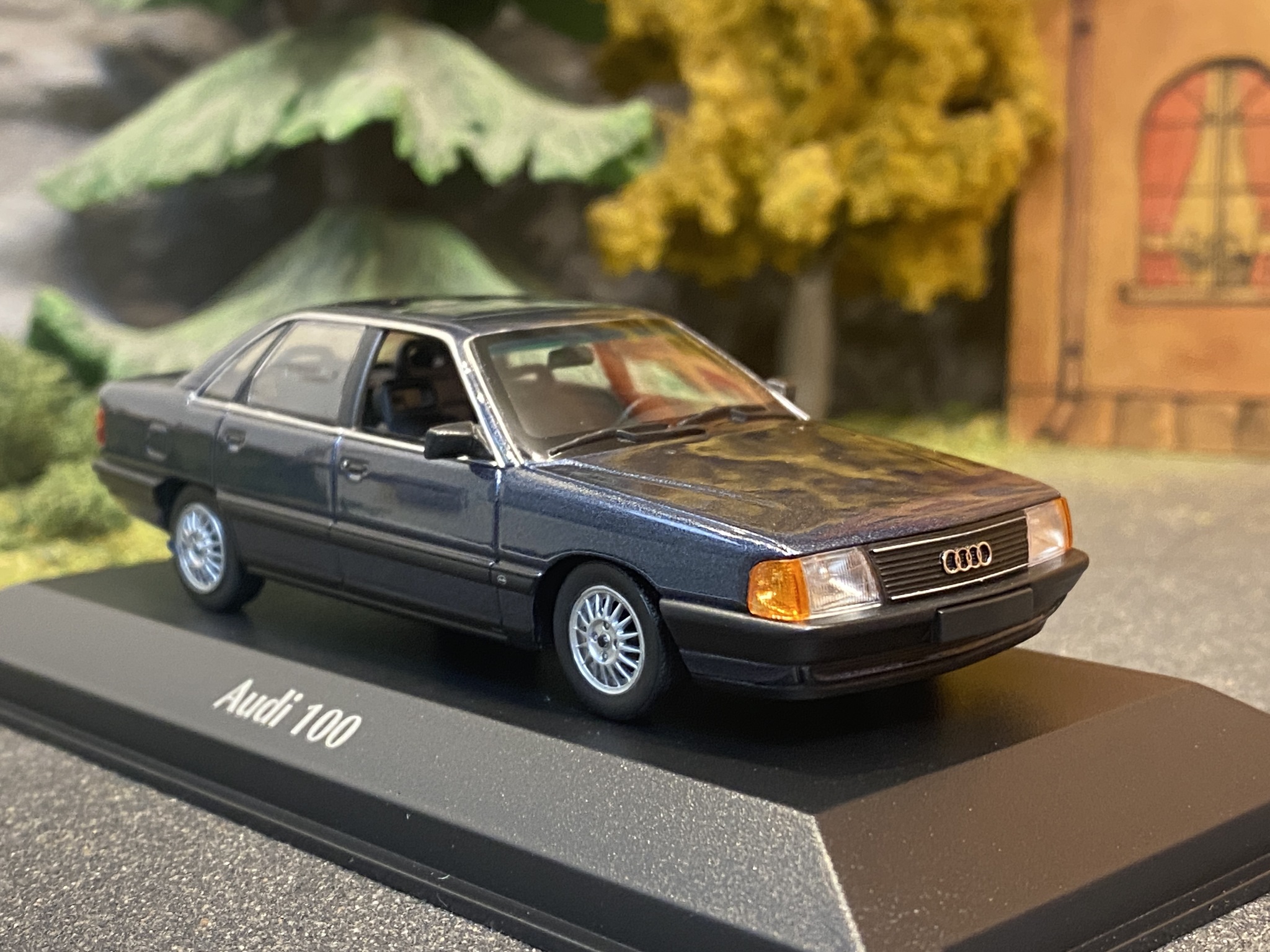 Skala 1/43 - Audi 100, 1990, Blå metallic fr Maxichamps